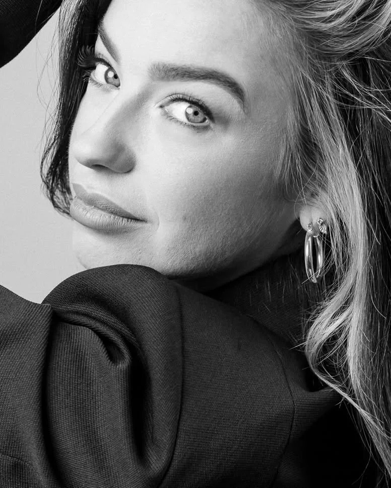 Working with Alana is more than stepping out with great hair &mdash; it&rsquo;s the confidence she helps you carry into every space you walk into. That&rsquo;s the essence of @hairbylanzz 
From weddings to everyday to the big milestones in between, s