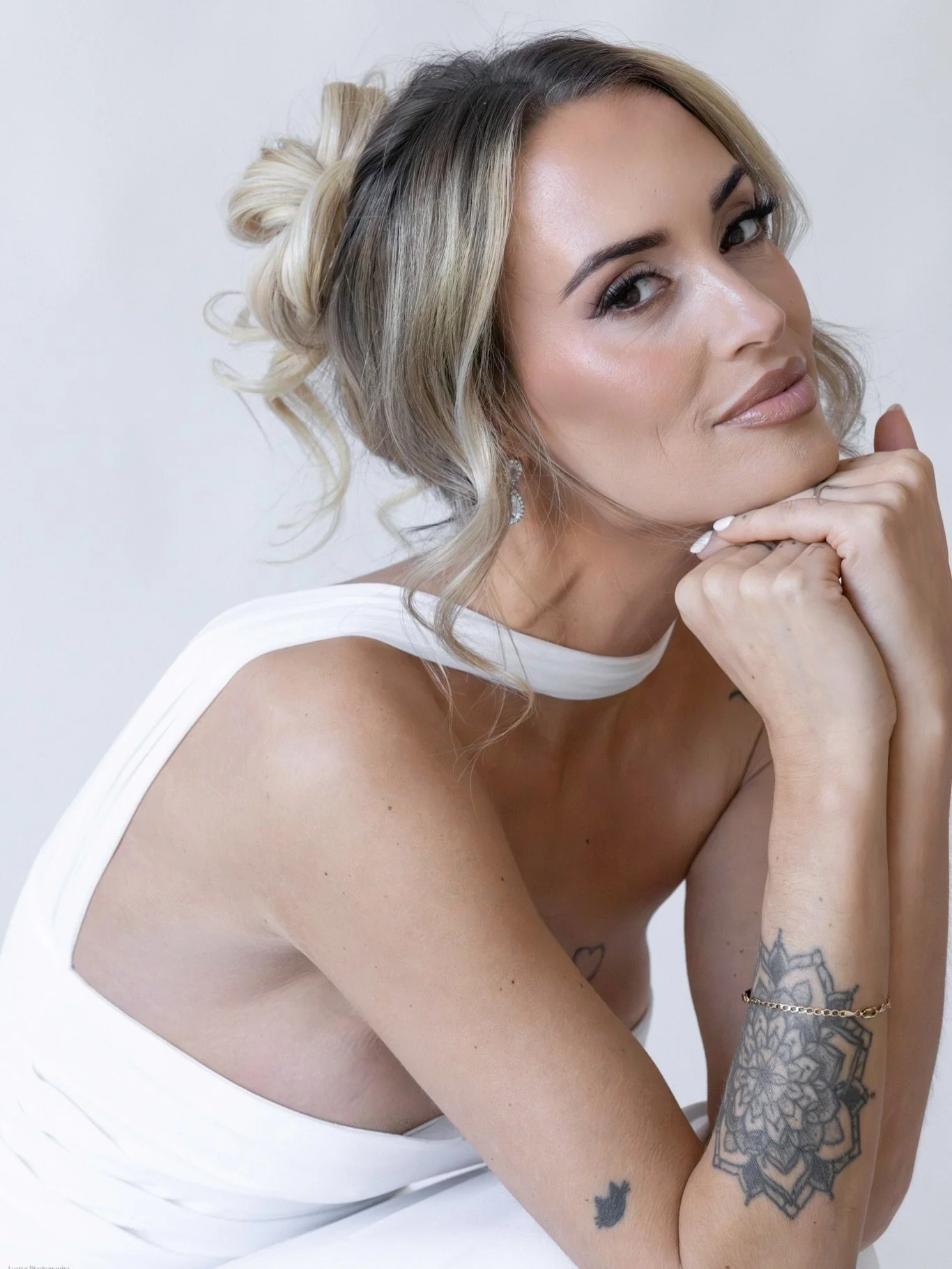 The most amazing team bringing this incredible look together for the gorgeous @marine_elissalde 🤍
Chic, effortless hair by @elegancia_makeup_hair 
And flawless makeup by @heathernewbymakeup 

Content: @ss.creative__