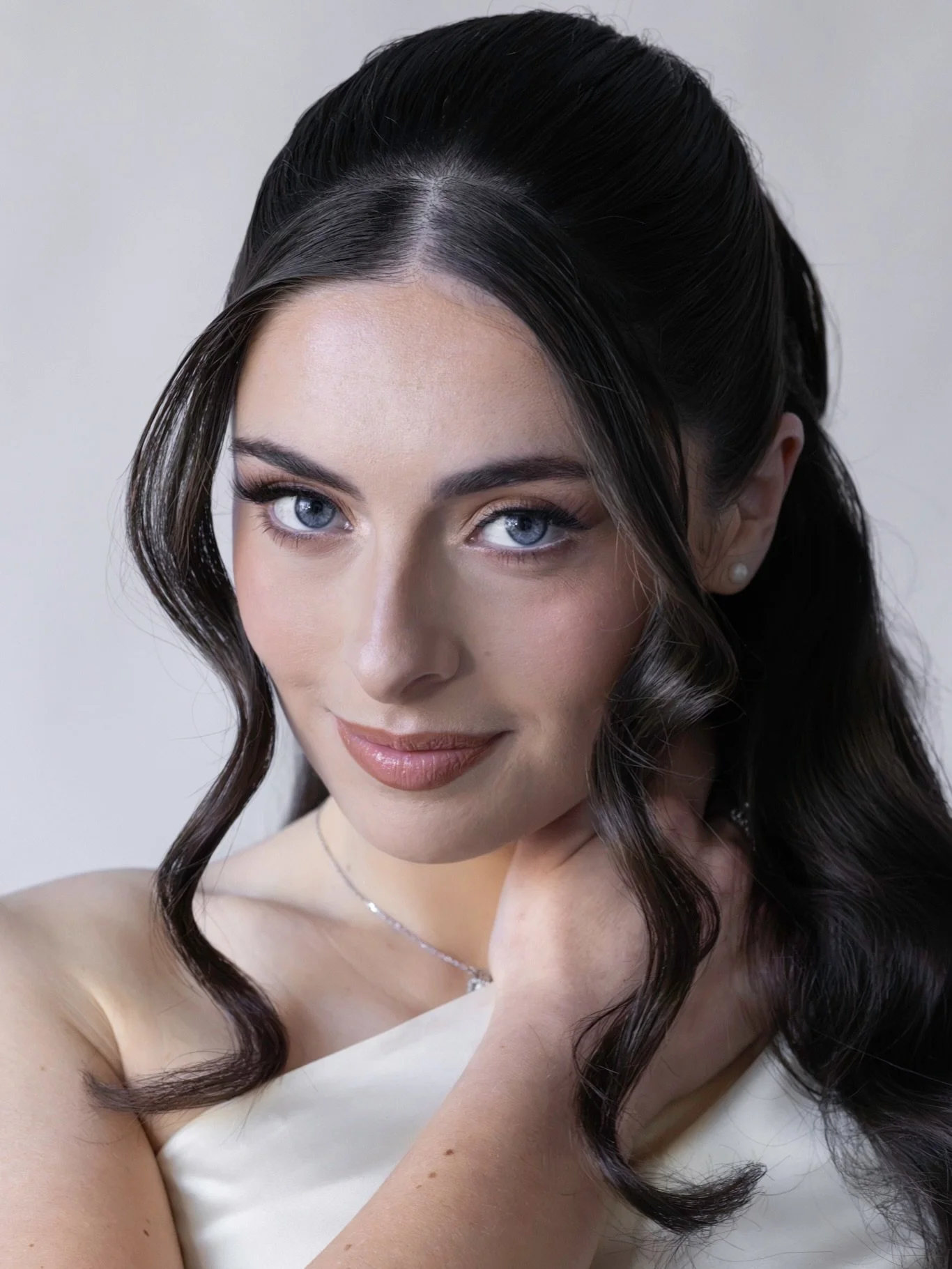 @isabelvellaa glowing like a beautiful Angel 😍

The talented team who put this beautiful look together:
Amazing Hairstylist: @elegancia_makeup_hair 
Flawless makeup: @heathernewbymakeup 
Content: @ss.creative__ 
Studio: @editstudio17