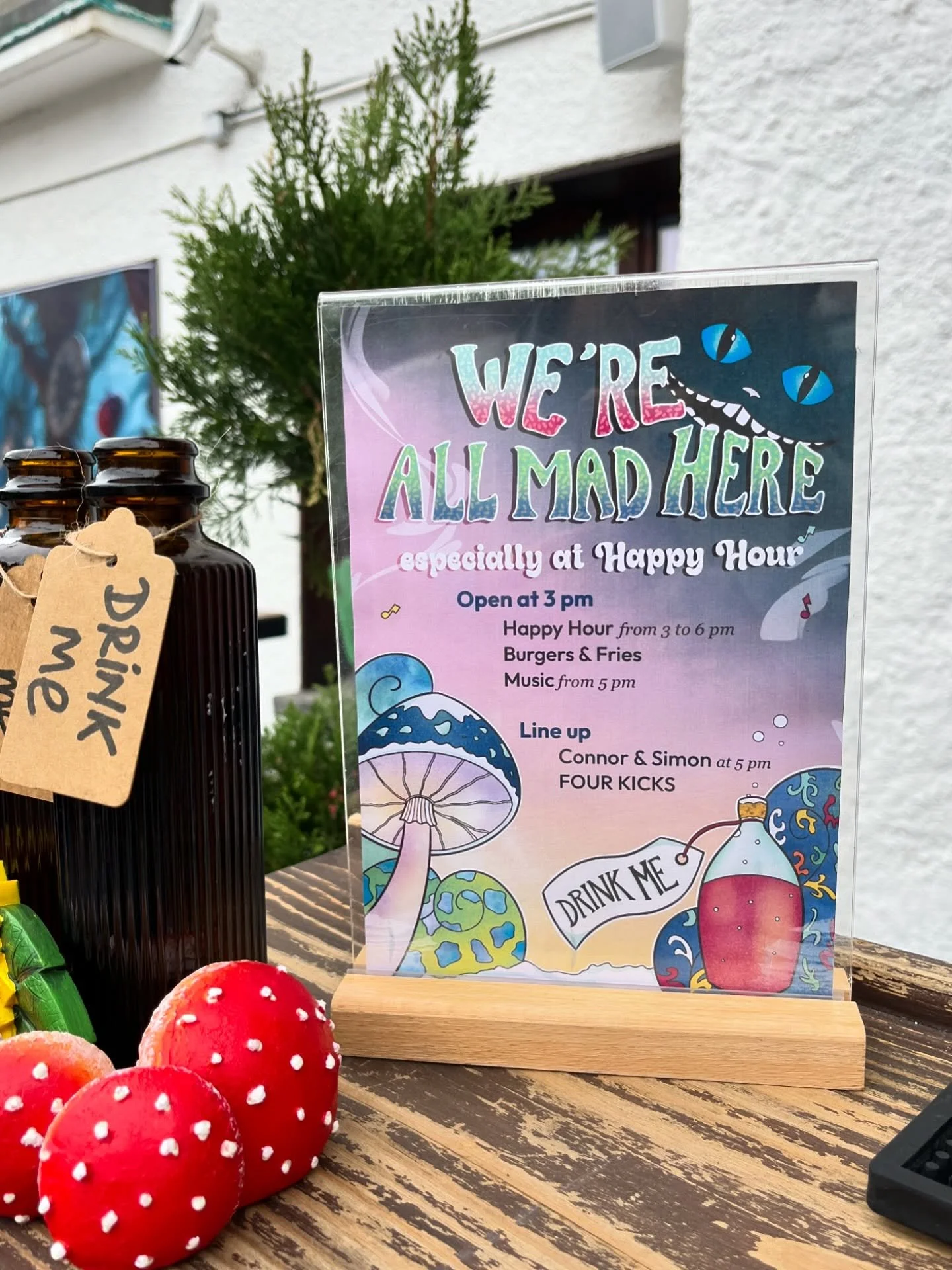 Tonight is @farinet_apresski Closing Party 🎩 &laquo;&nbsp;Mad Hatter&rsquo;s Apr&egrave;s Tea Party&nbsp;&raquo; &amp; I was so happy to imagine this little menu ! 🐇 🕰️ 

Le menu psych&eacute;d&eacute;lique imagin&eacute; pour le closing de @farin