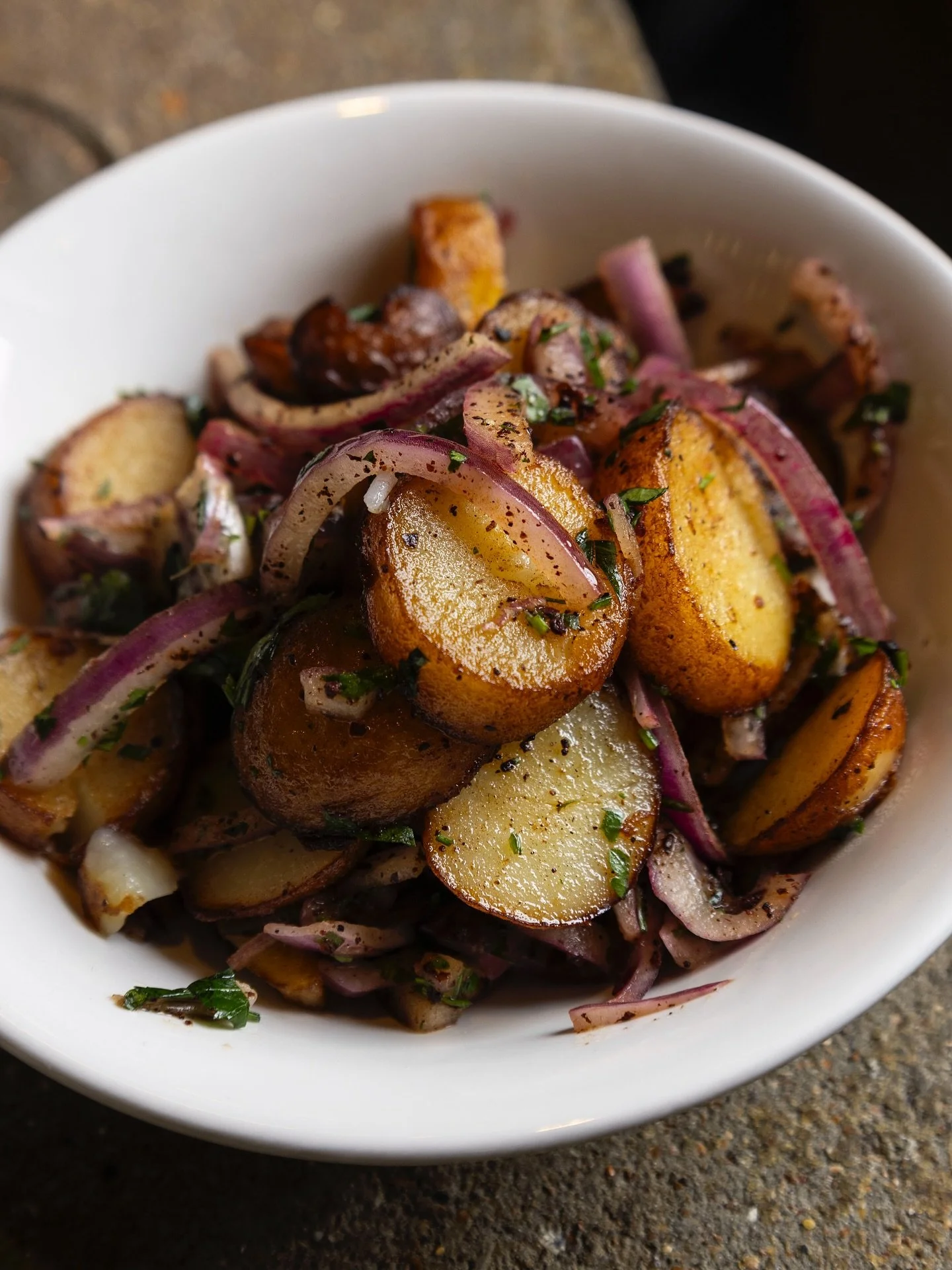 Comfort in a bowl 🥔✨ Our warm potato salad brings the heat &mdash; roasted golden, tossed with herbs, and kissed with tangy onion.

#thehumstokey #stokey #stokeyparents #stokenewingtonfood #bestfood