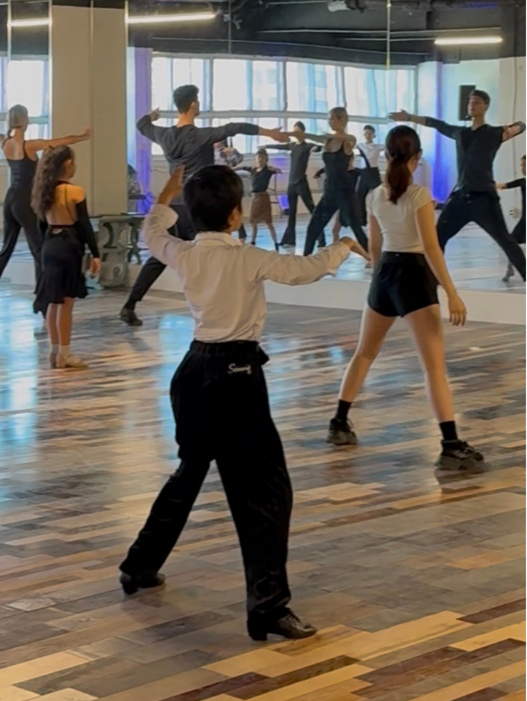 Le Centre de danse Raziloff offre des programmes de Ballroom pour les jeunes de 12 ans et plus à Montréal, dans un environnement motivant, positif et adapté à chaque niveau.