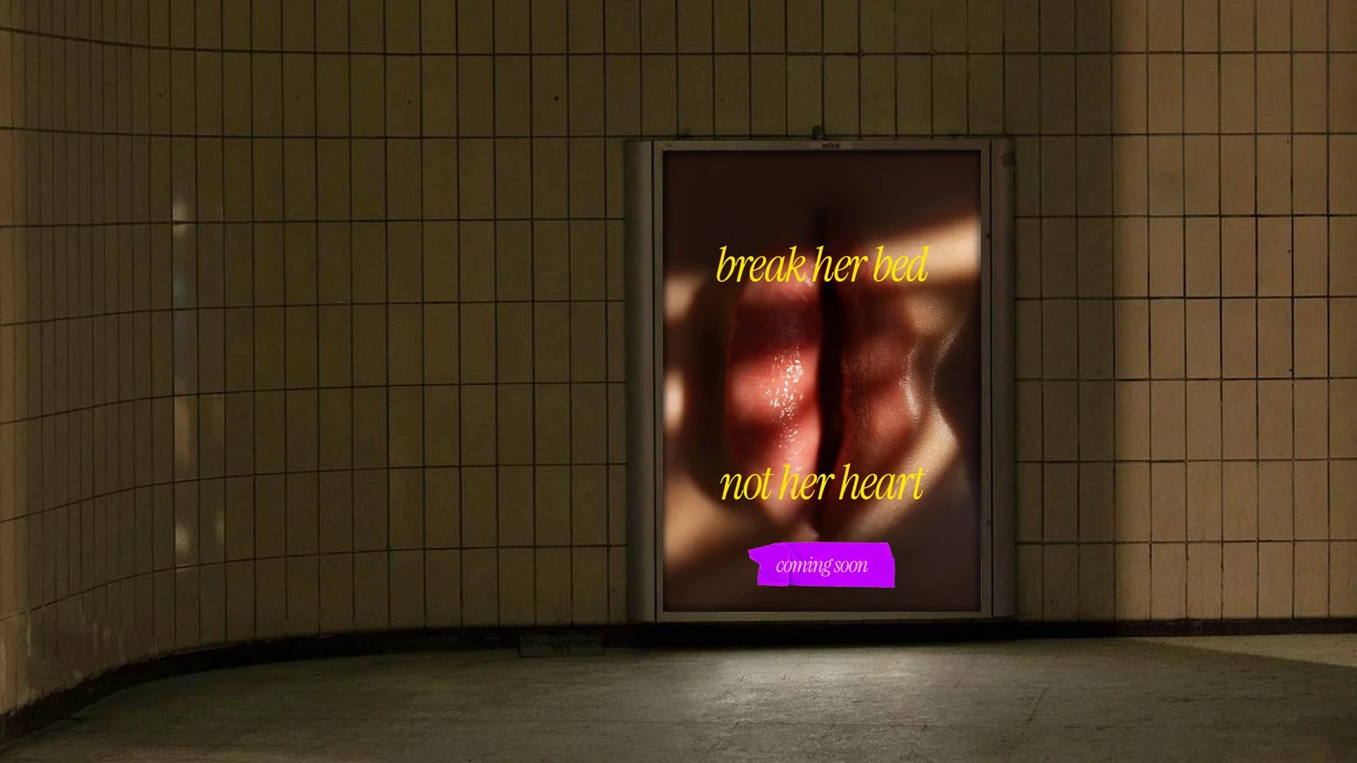 Werbung mit einem Bild von Lippen und Zunge, Text 'break her bed not her heart' in gelber Schrift, und 'coming soon' in pinker Schrift auf einem Plakat in einer U-Bahn Station.
