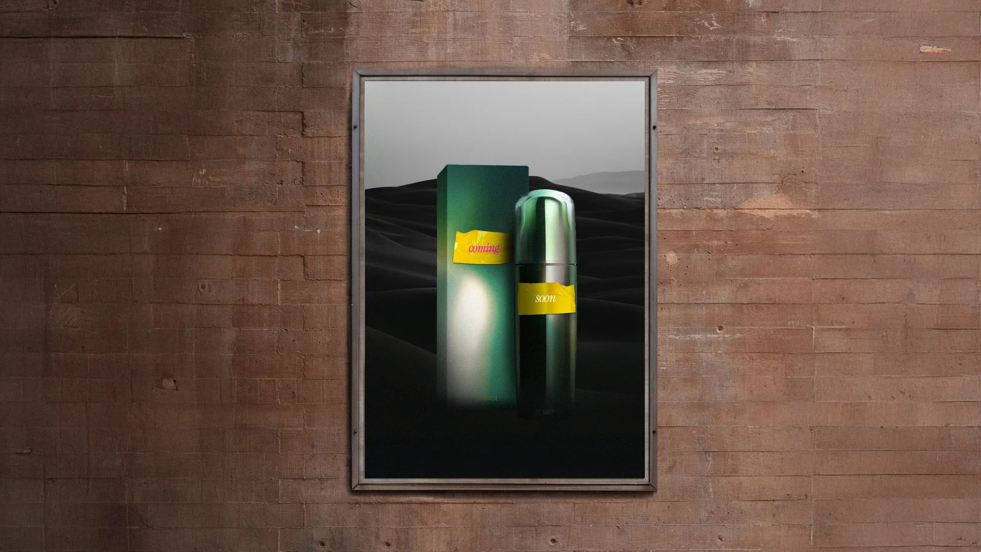 Plakat an einer Wand mit einer futuristischen Produktgestaltung, das zwei grüne, metallische Verpackungen zeigt, eines mit einem gelben Etikett, das 'coming' trägt, das andere mit einem gelben Etikett, das 'soon' trägt, vor einer dunklen, bergigen Landschaft.