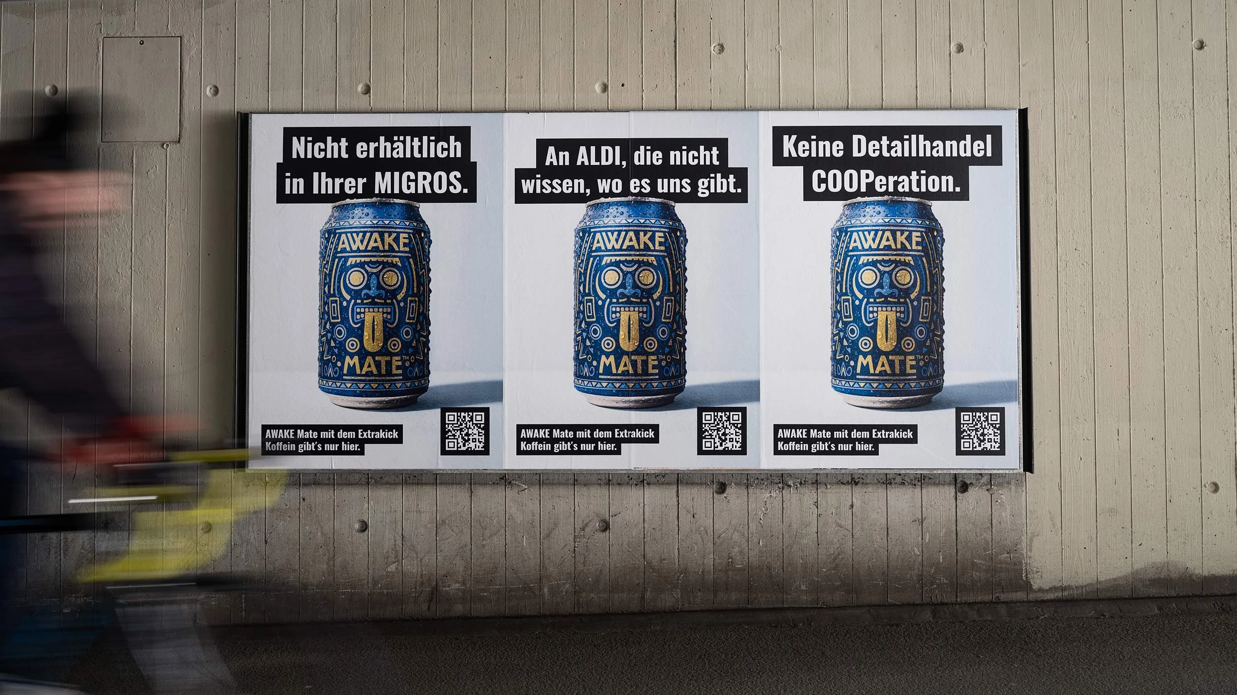Drei Poster mit blauen Energy-Drink-Dosen und Text in deutschen, schwarzem Hintergrund, einem QR-Code und einer kurzen Beschreibung