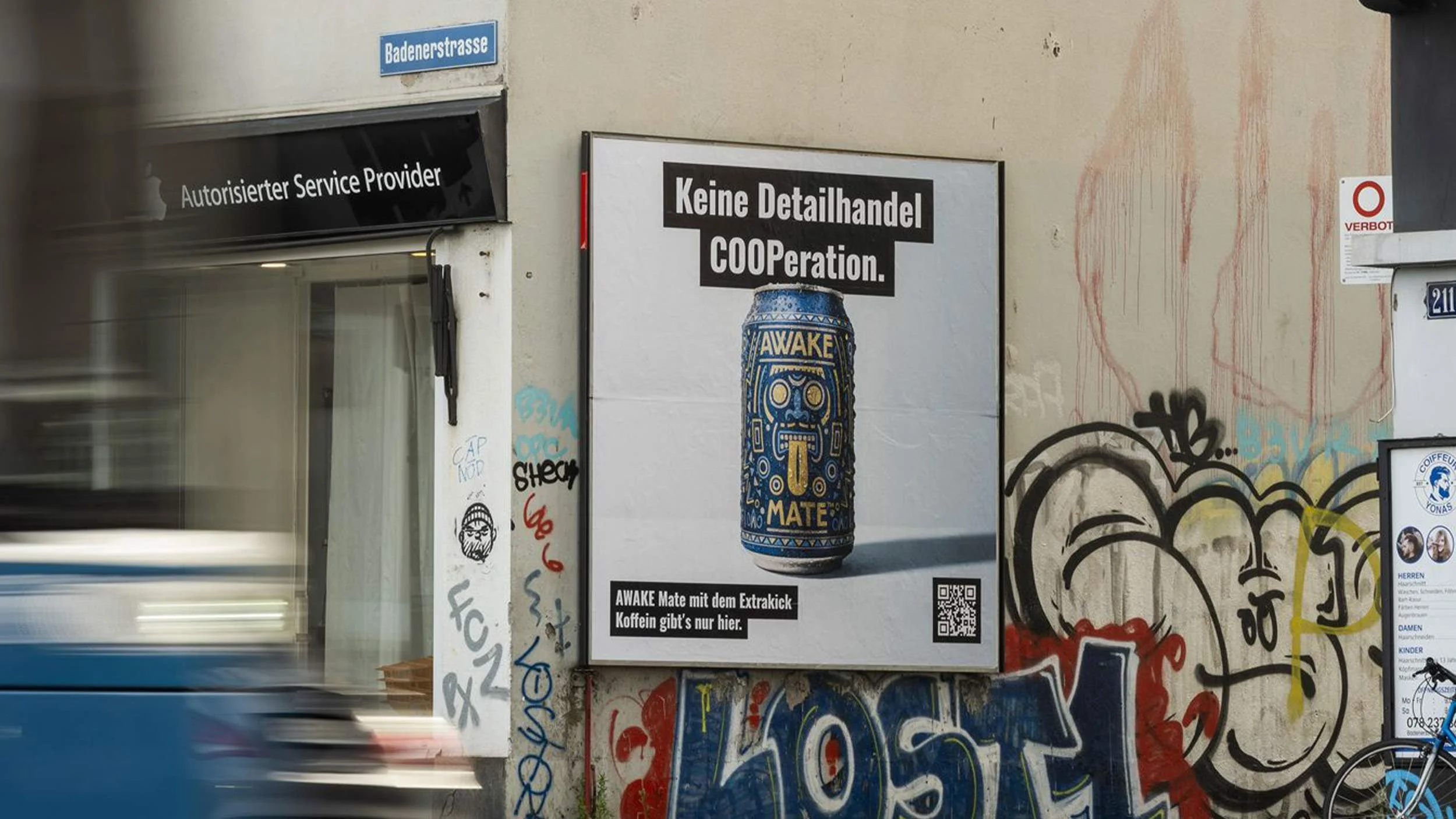 Straßenwand mit Graffiti, Werbeplakat für WAKE Mate mit einem Energy-Drink, einem Graffiti, einem Fahrrad und einem Shopschild, eine Straßenlaterne und ein Fenster