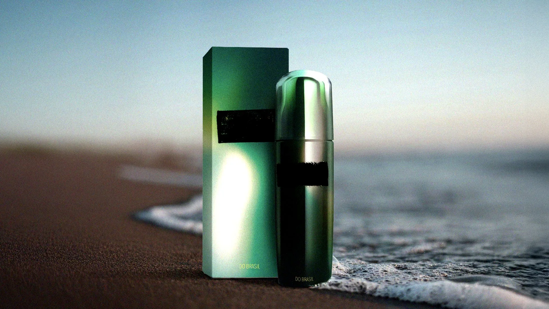 Parfümflasche und Verpackung mit grünem Design am Strand bei Sonnenuntergang