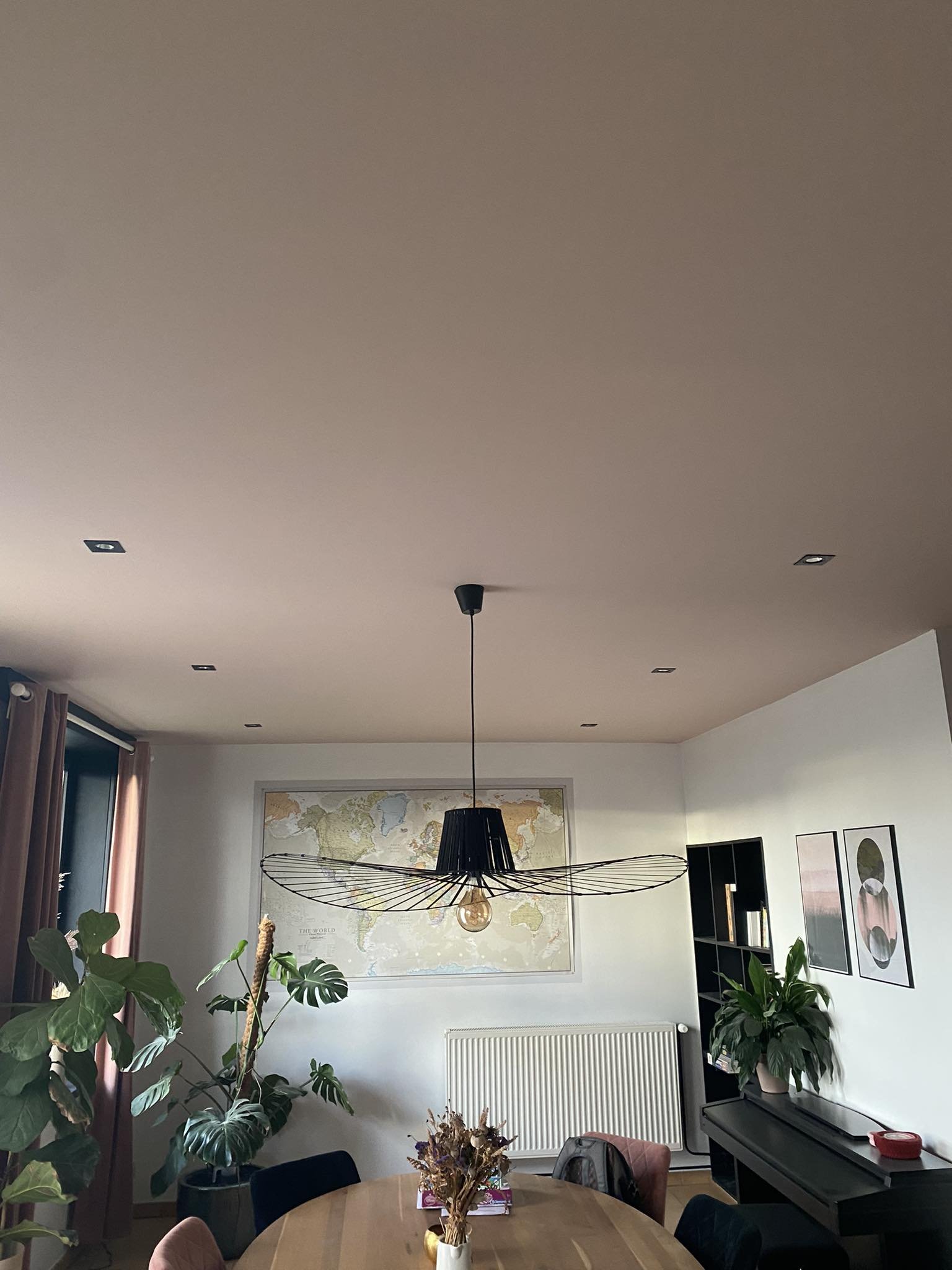 Roze Gyproc-plafond met geintegreerde zwarte spots in Nazareth
