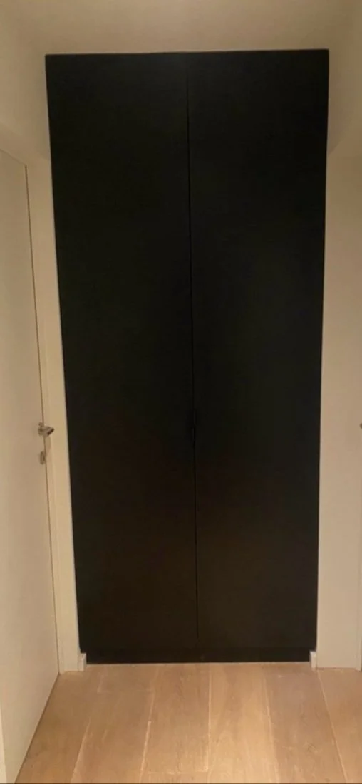 Zwarte maatkast met deuren in Maldgem