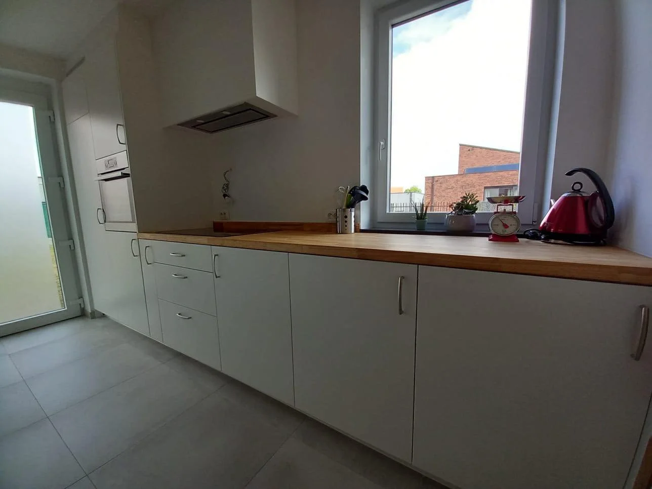 Witte keuken op maat met houten werkblad in Beernem