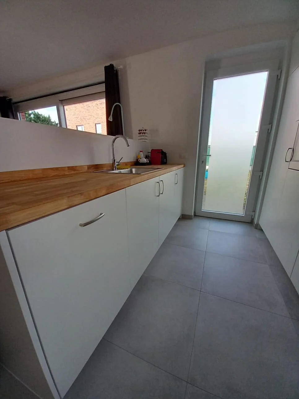Witte keuken op maat met houten werkblad in Beernem