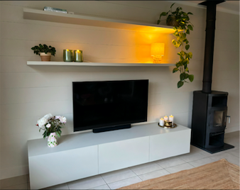 TV-meubel en zwevende wandplanken op maat