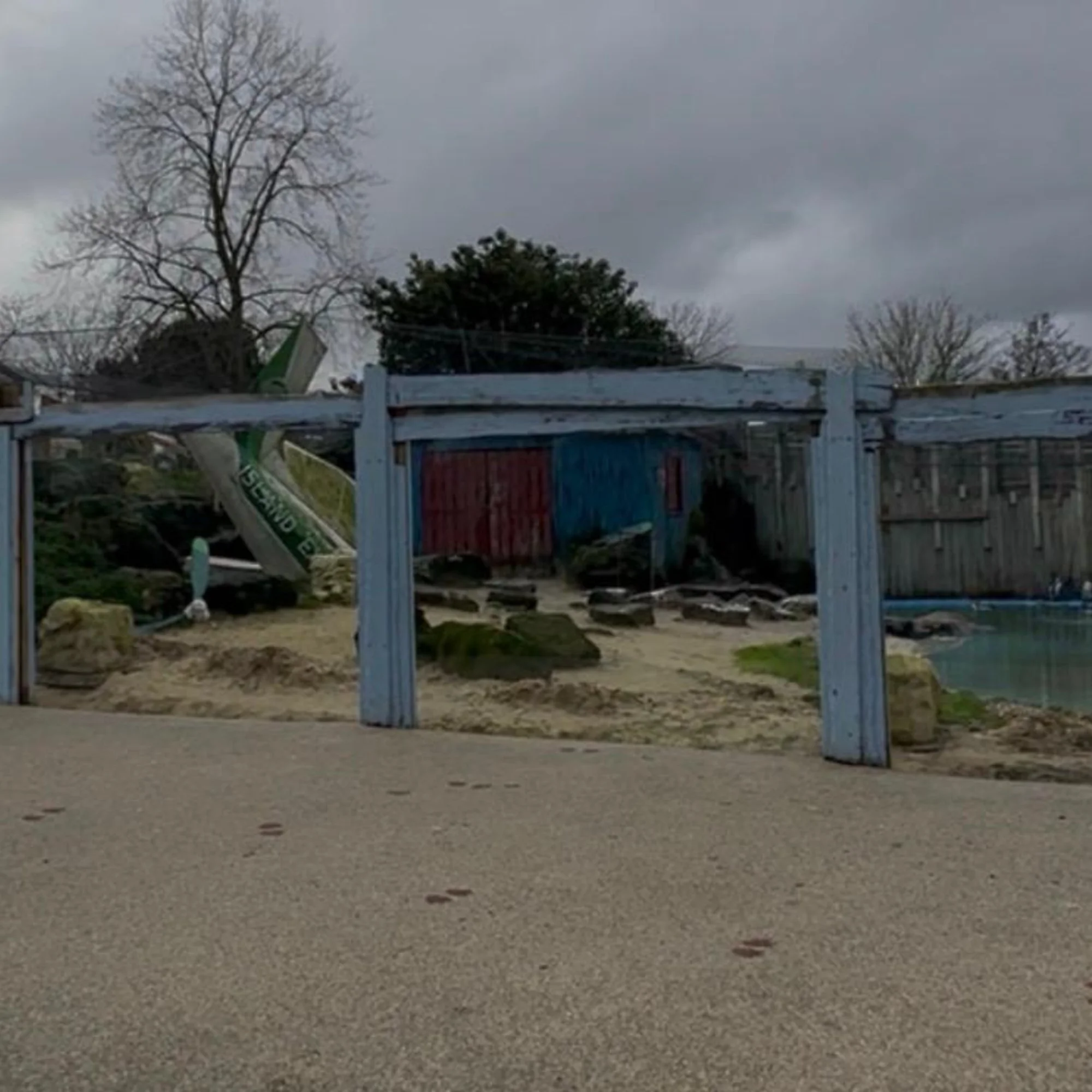 chessington-animal-enclosure-before-after-glass-viewing.jpg
