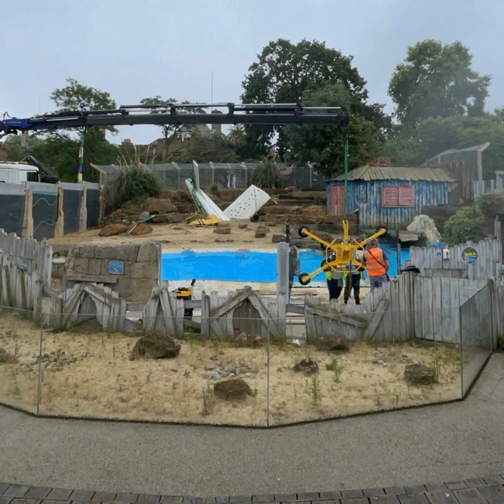 chessington-zoo-glass-barrier-installation-wide-view.jpg