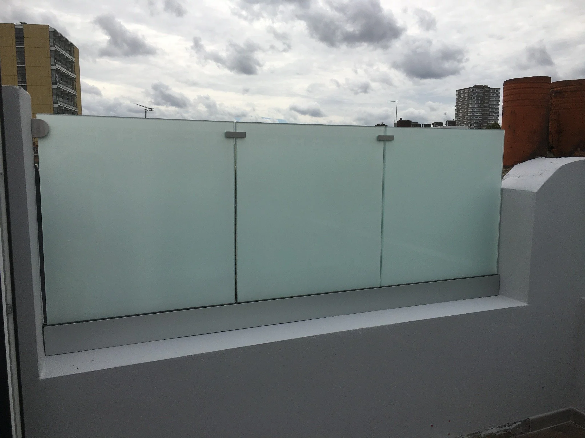 frosted-glass-balustrade-privacy-screen-roof-terrace.jpg