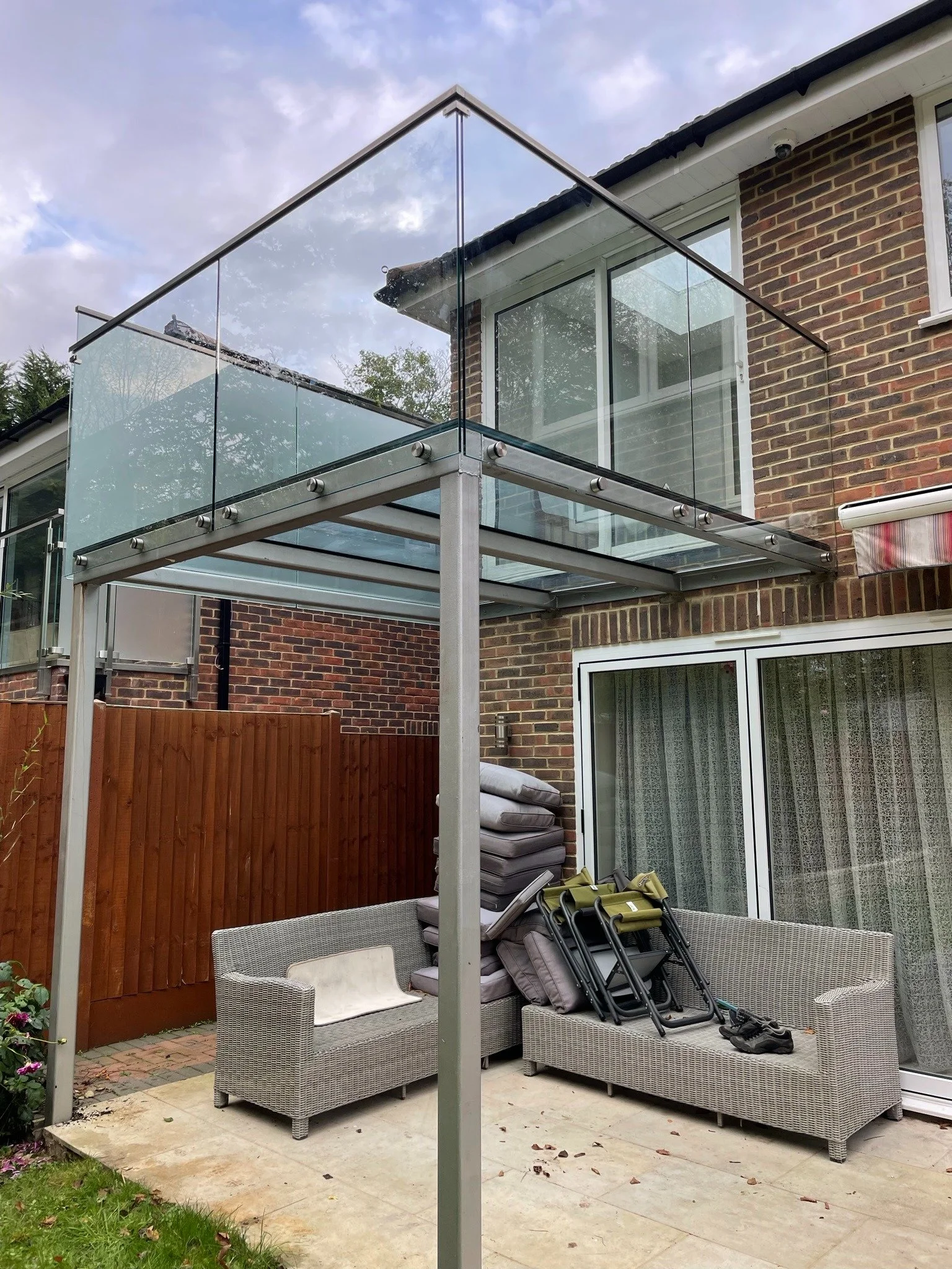 glass-balustrade-post-and-top-rail-system-surrey.jpg