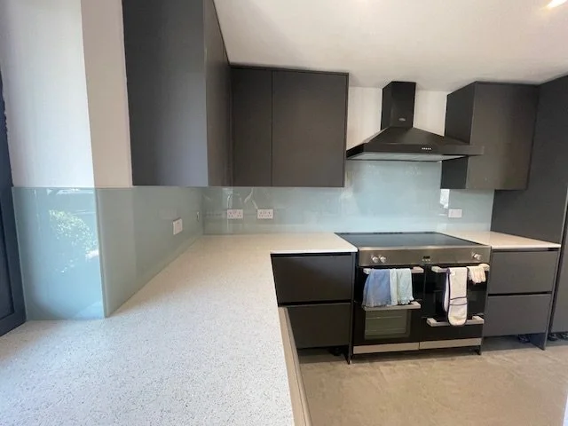 neutral-glass-splashback-shaker-kitchen-surrey.jpg.jpg