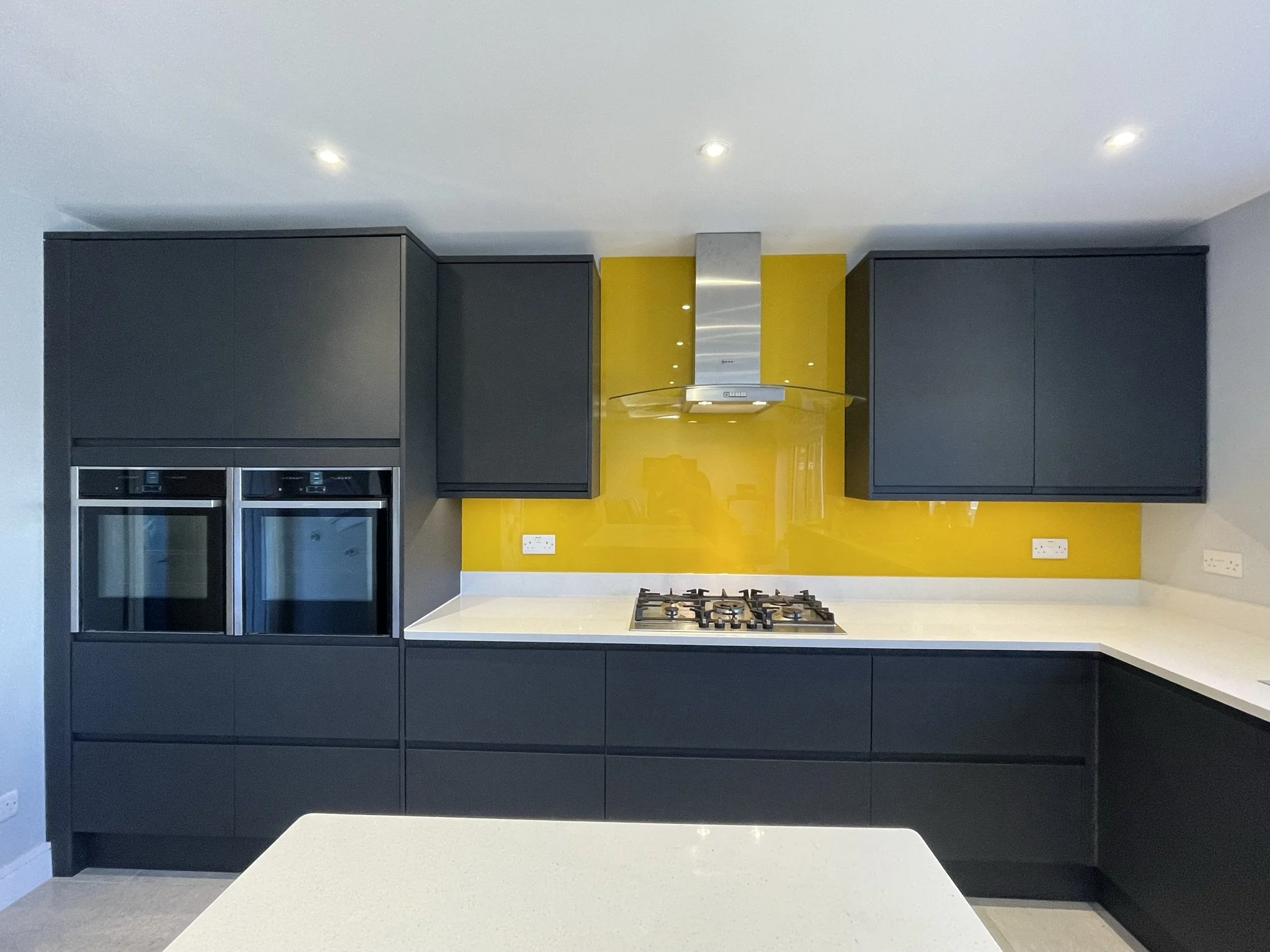 yellow-glass-splashback-modern-kitchen-london.jpg.JPEG