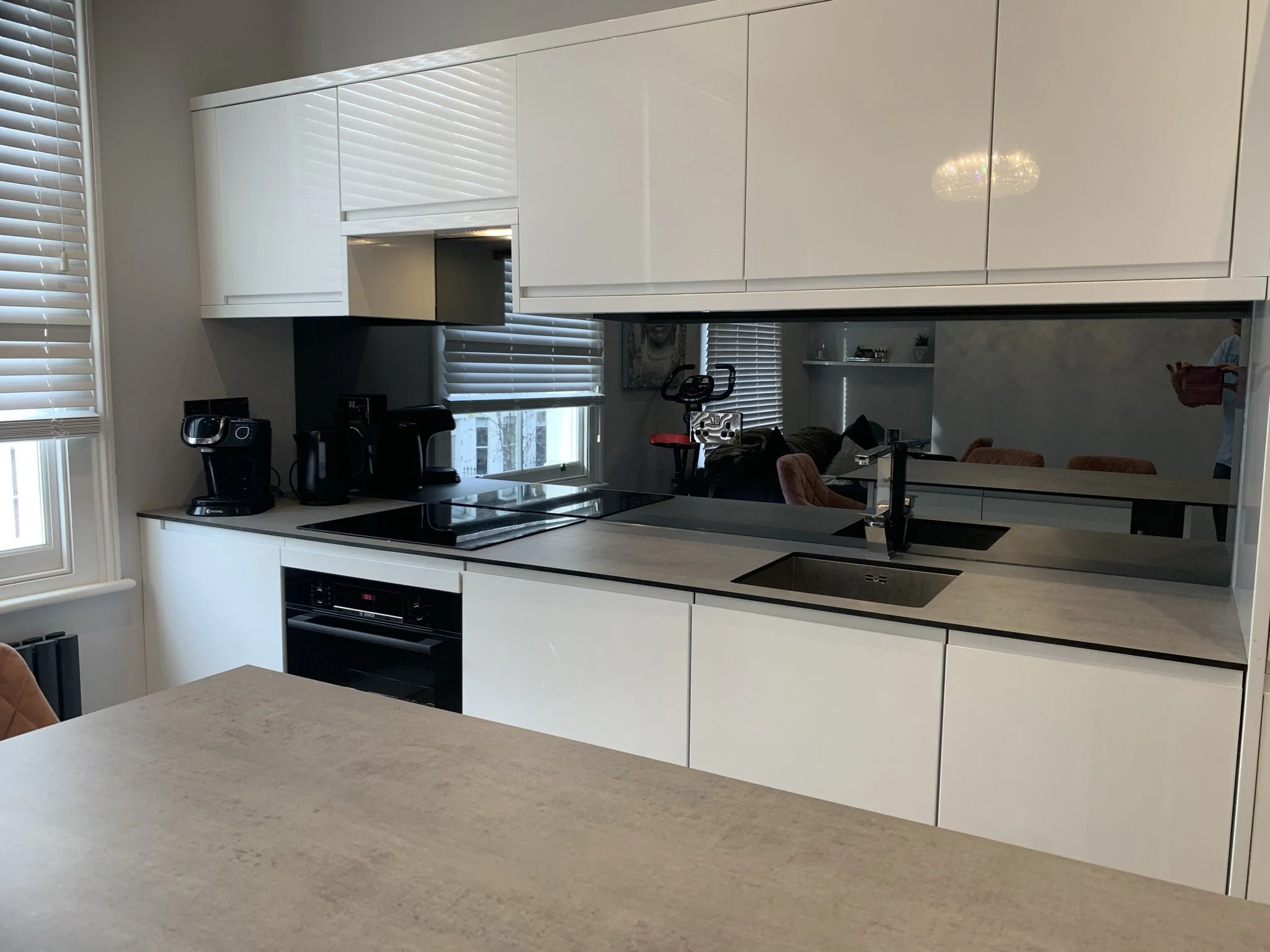 custom-toughened-mirror-splashback-induction-hob-london.jpg.JPEG
