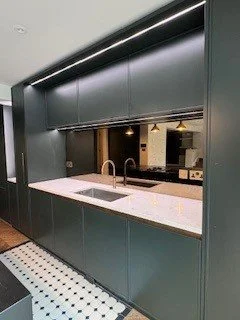 tinted-grey-mirror-splashback-modern-green-kitchen-oxshot.jpg