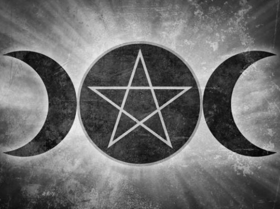 Symbole de triple lune avec un pentacle au centre, en arrière-plan texturé gris.