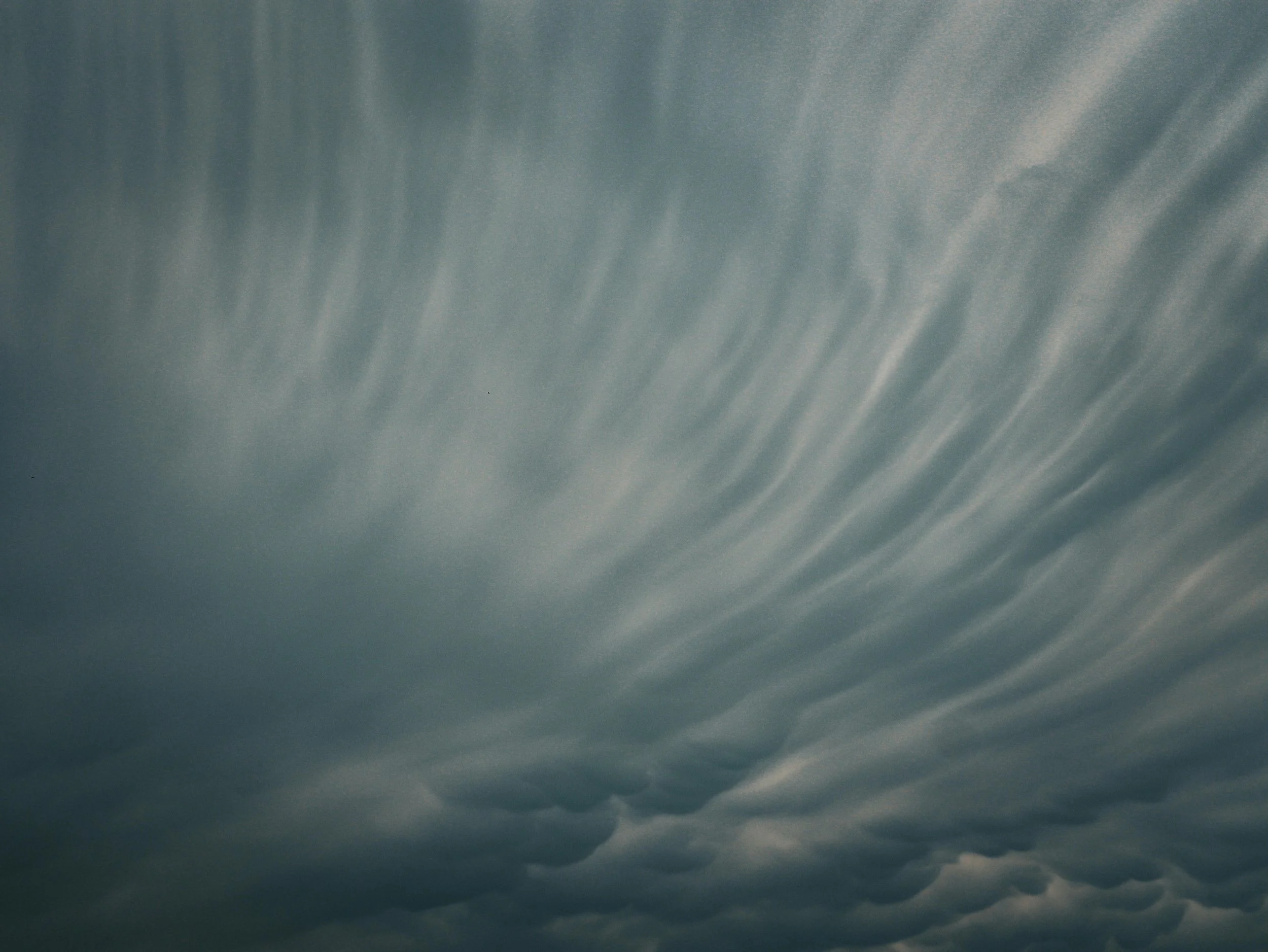 Nuages sombres et ondulés dans un ciel orageux.