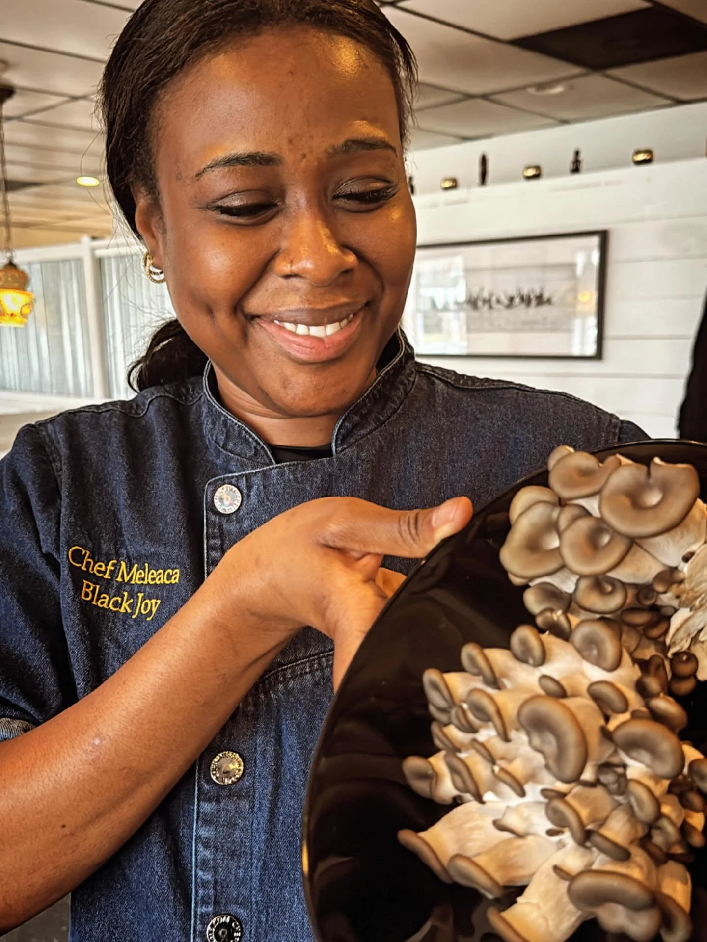 Aren&rsquo;t they pretty? 😍🍄 (Nooo not Chef Meleaca&hellip; the mushrooms LOL 😂)

Because listen&mdash;we already KNOW Chef Meleaca is fine, she hears that all the time 💁🏾&zwj;♀️✨ let&rsquo;s not boost her head too much today 😏🔥

Hands full of