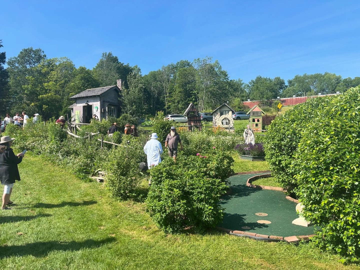 Sudden death playoff continues to determine the championship round at this year’s @murrayhill tournament @puttputtvanwinkle May the best (dressed) team win!