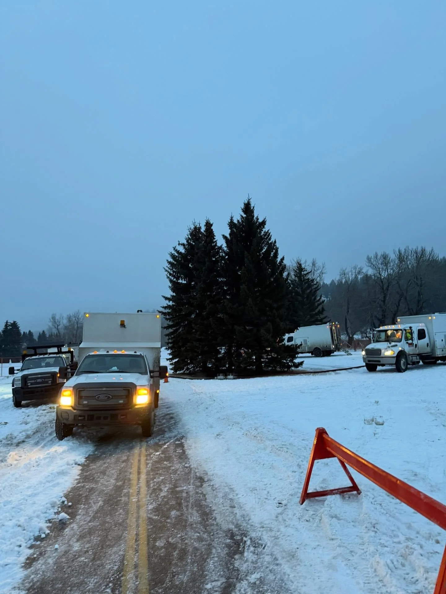 City crews are working diligently to flush the pipes by the Shaganappi Pump Station to restore potable water service to the affected areas of Montgomery, Point McKay, Parkdale, and West Hillhurst. This has required a partial closure of the pathway in