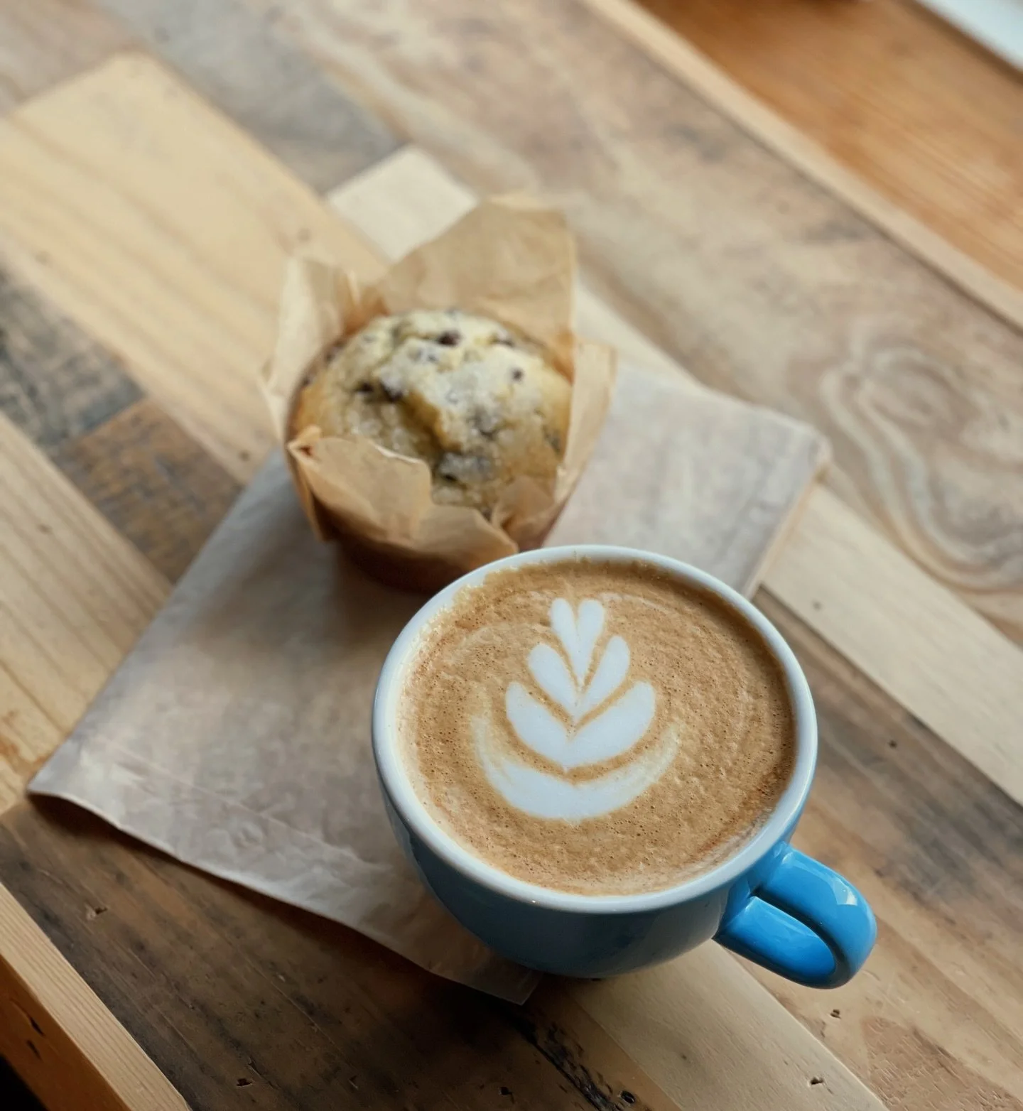 Cold days call for warm lattes and fresh muffins! ☕️🍰