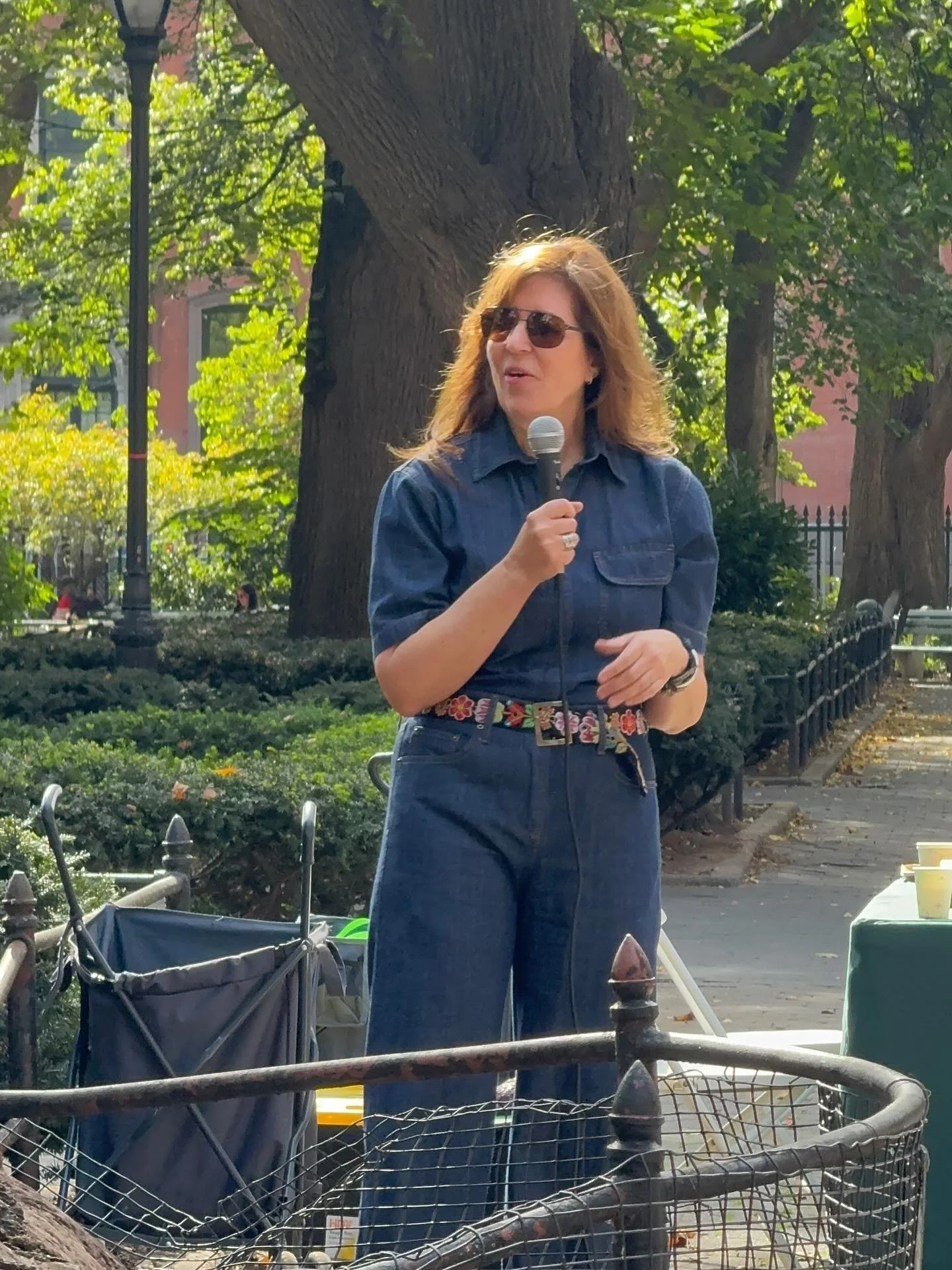 A wonderful gathering in  the park to meet artist Judith Modrak and hear her talk about the inspiration and process for Nurturing Tree which will be in Stuyvesant Square Park for the next year.

 Great to see so many art enthusiasts and neighbors joi