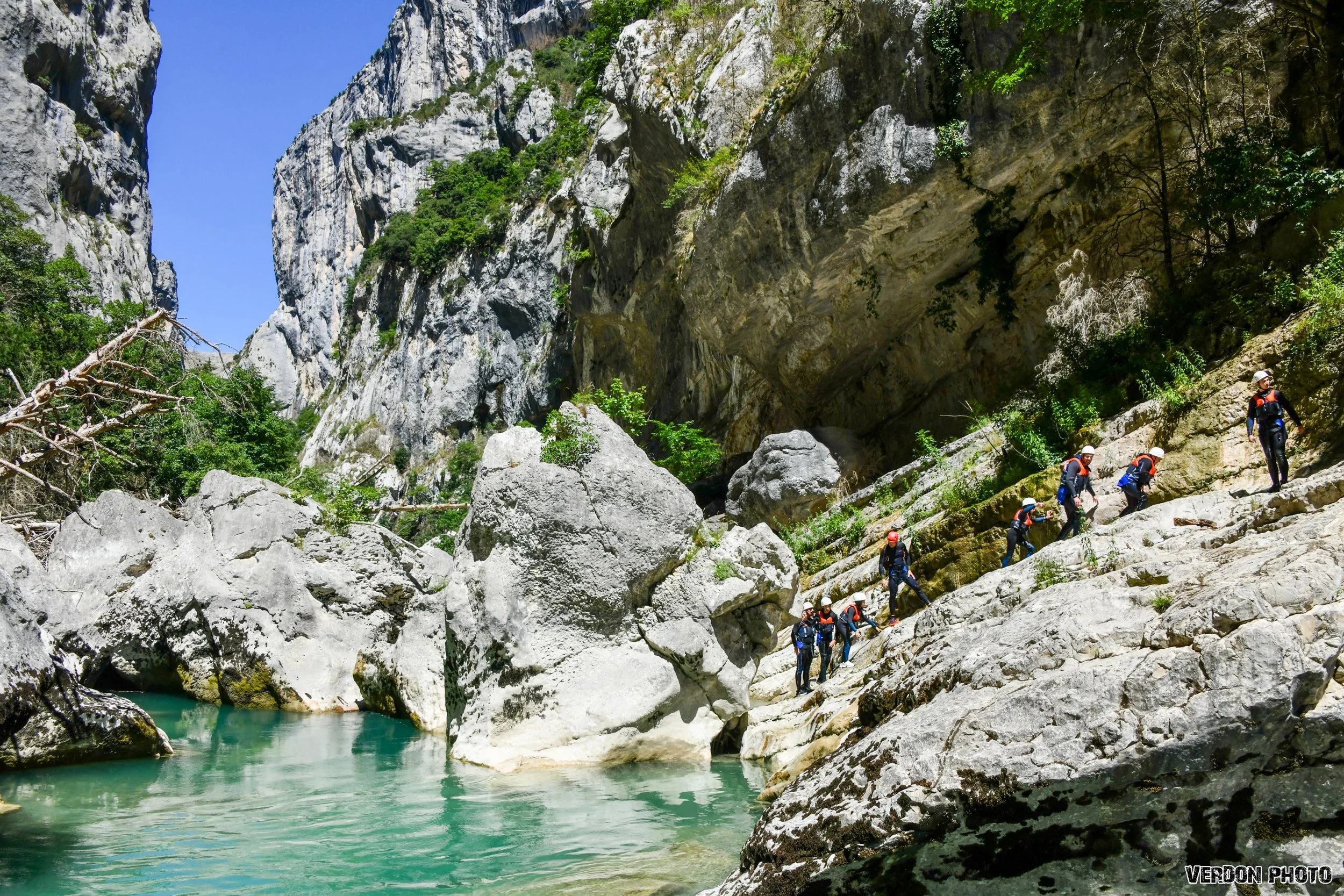 Un groupe marche accède à un saut dans la Rando Aqua 