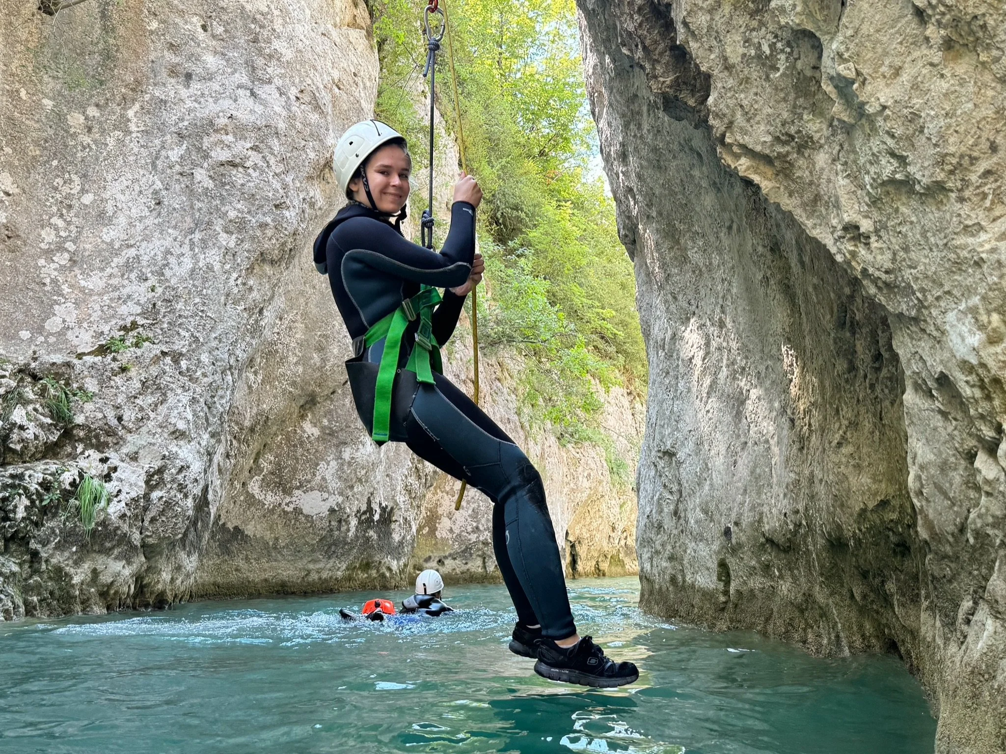 Découvrez le canyoning dans les Gorges du Verdon avec O Verdon : initiation, sensations fortes et nature préservée. Vivez une aventure unique en toute sécurité !