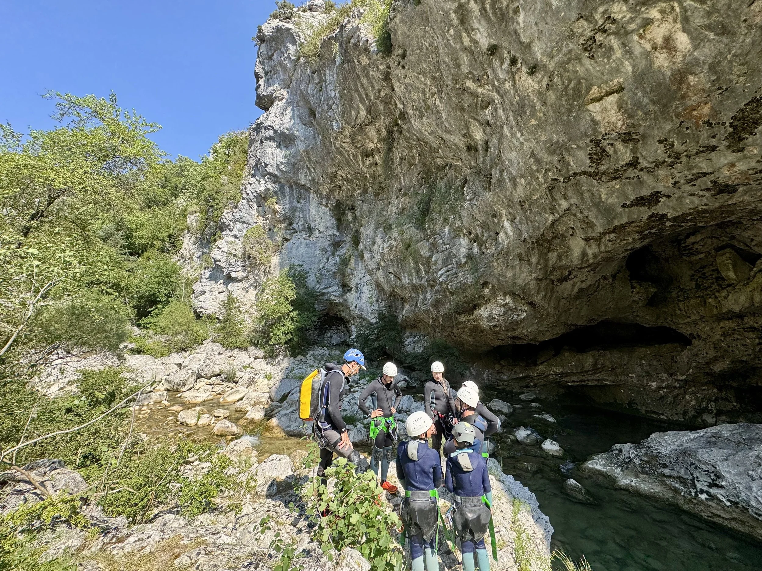 Un guide passionné raconte l’histoire des Gorges du Verdon pendant l’aventure