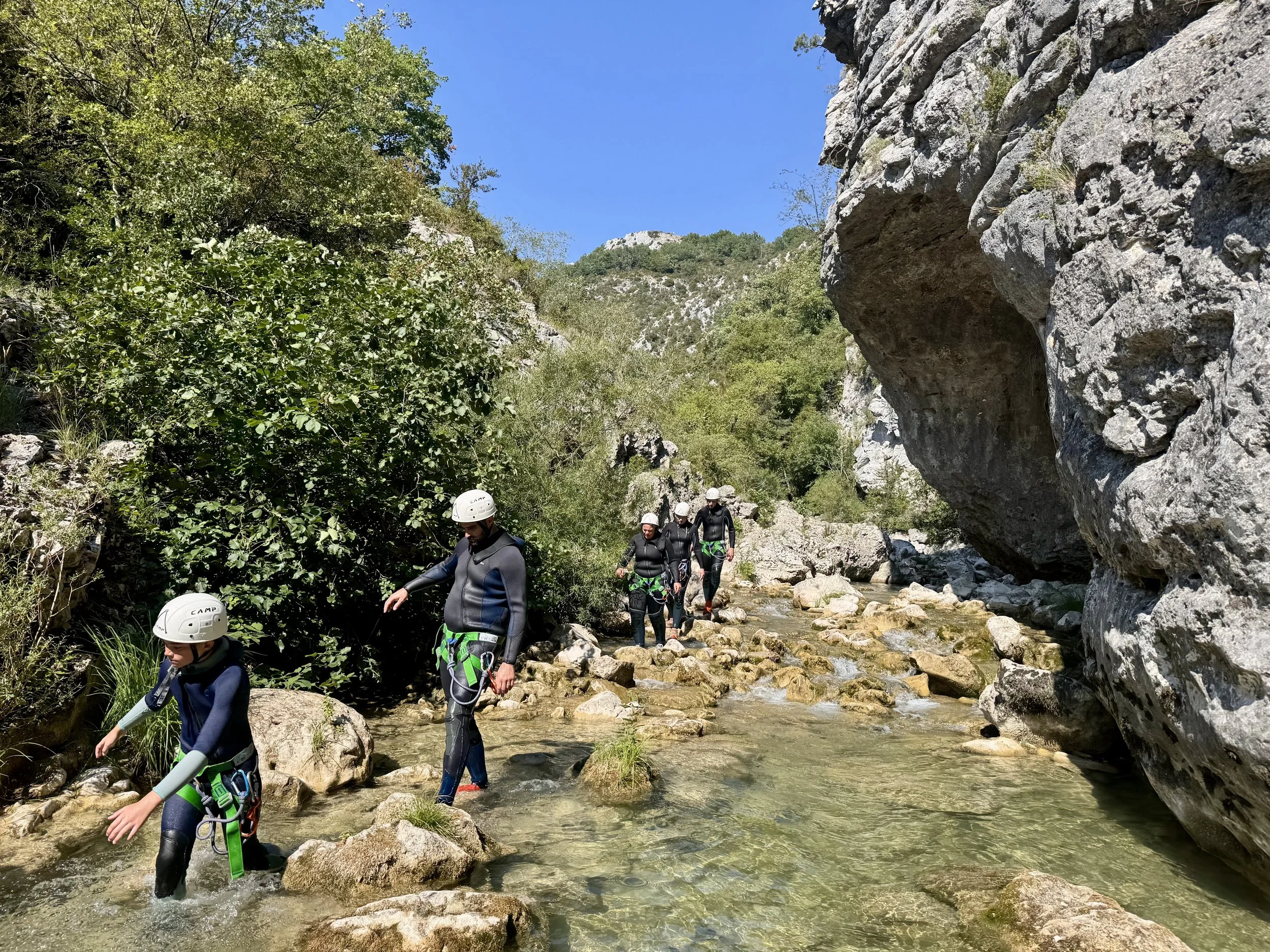 Découvrez une sortie canyoning inoubliable en famille dans le sud de la France. Entre rochers, rivières et paysages sauvages, vivez une expérience unique de pleine nature.