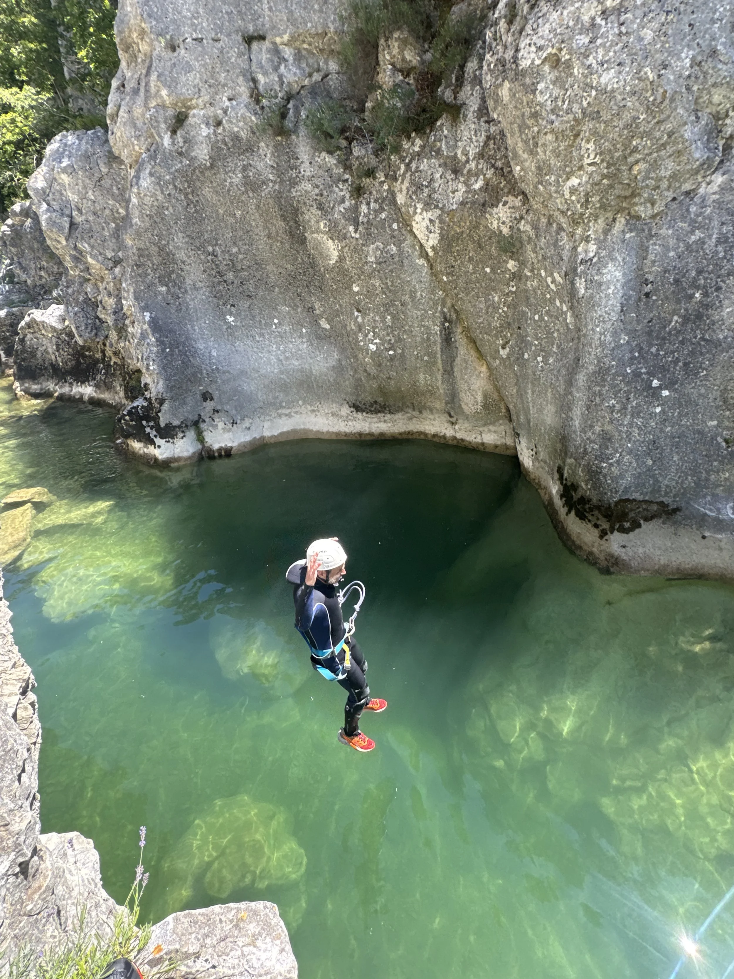 Saut en canyoning dans les eaux turquoises du Canyon de l'Artuby