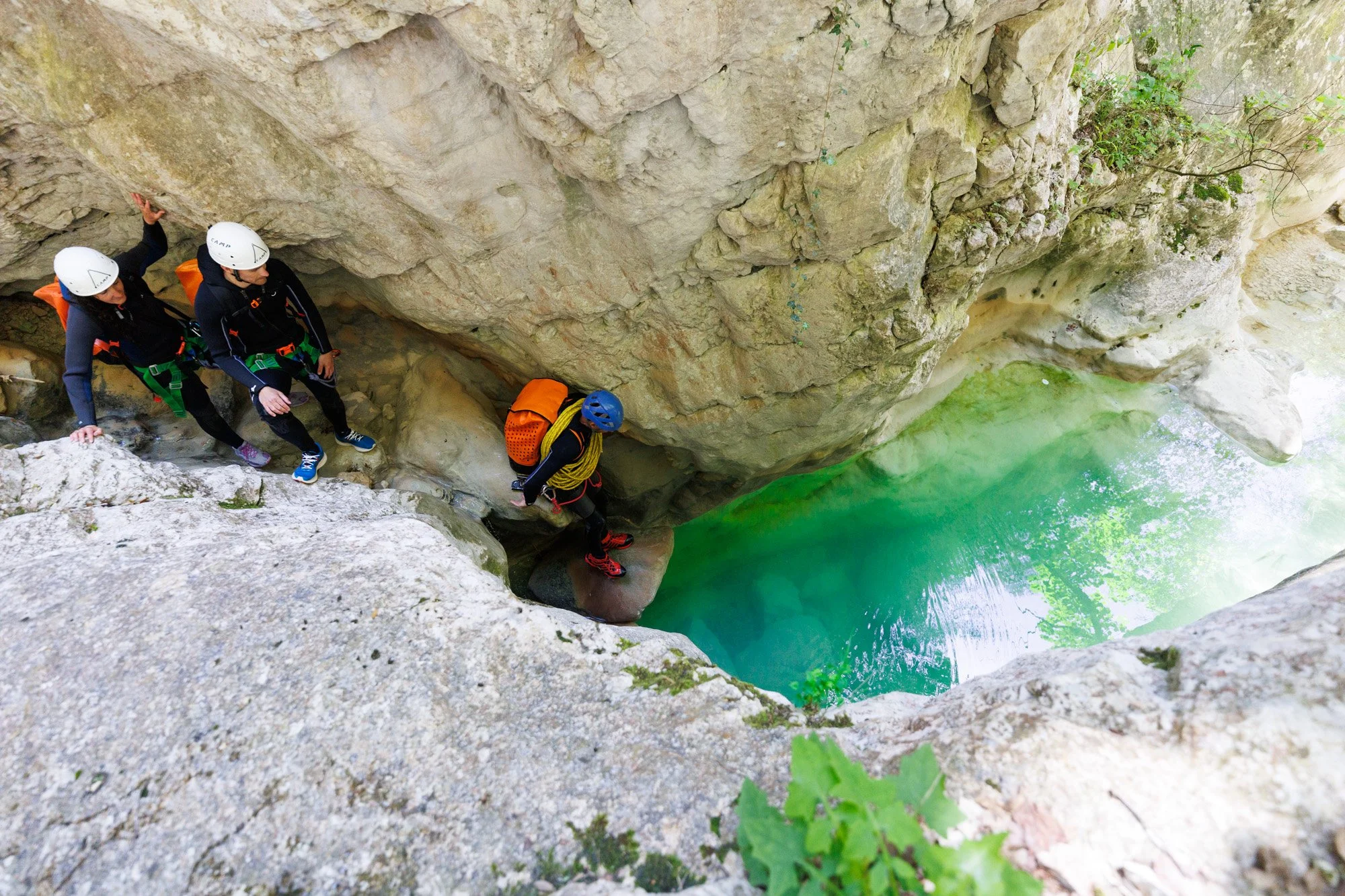 Un bassin naturel aux eaux turquoise, spot incontournable de canyoning dans le Var.
