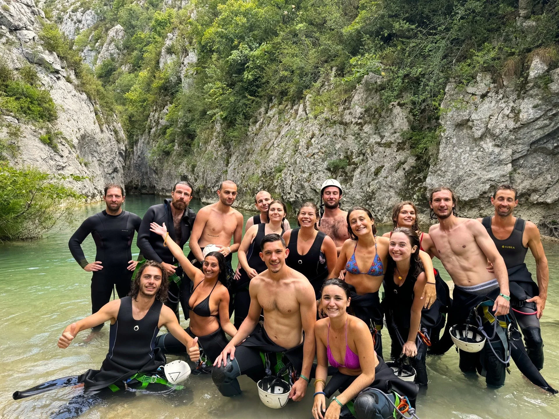 Expérience canyoning unique en groupe dans les paysages spectaculaires du Verdon.