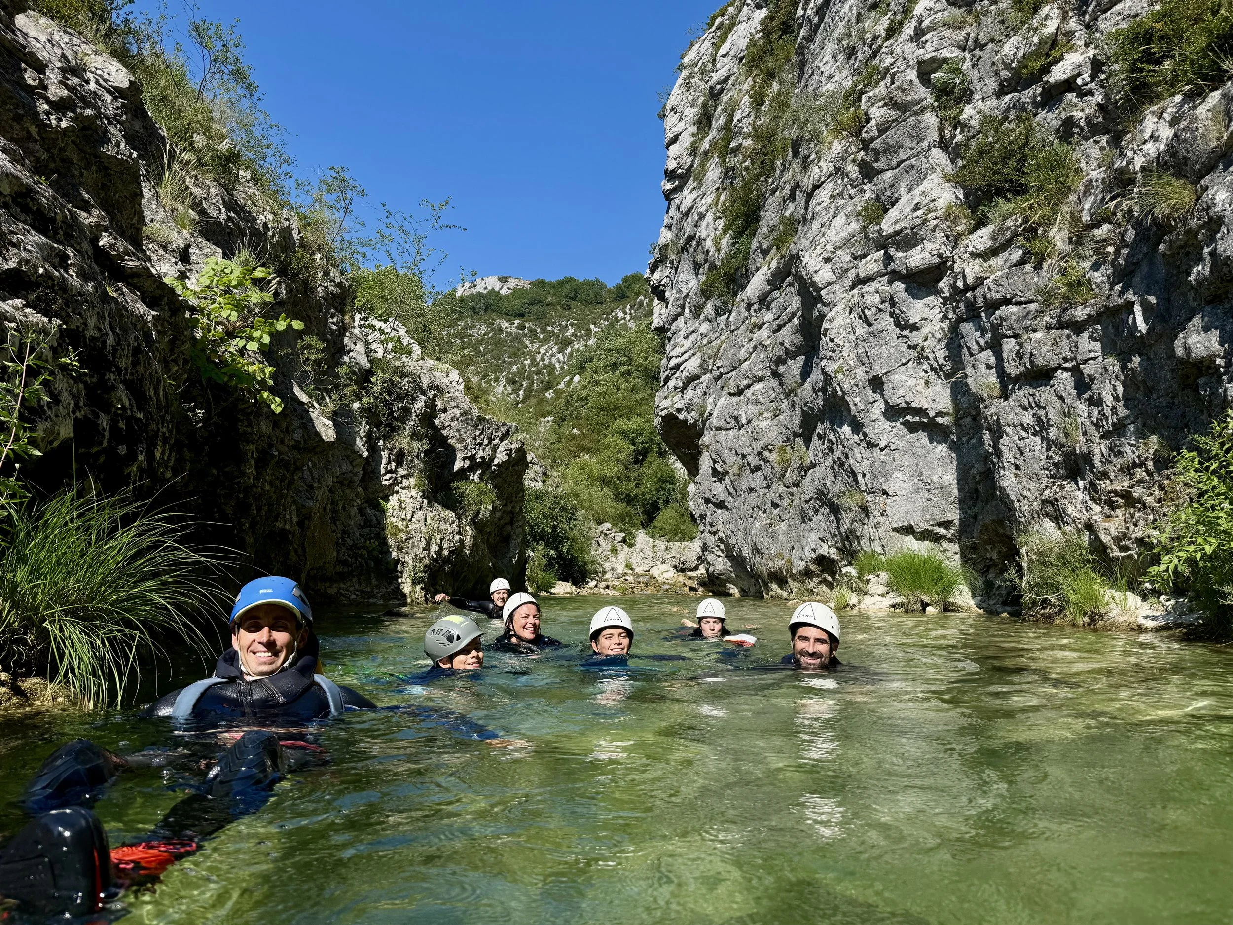 Partagez des moments uniques en famille avec le canyoning dans les Gorges du Verdon. Sauts sécurisés, éclats de rire et aventure ludique.