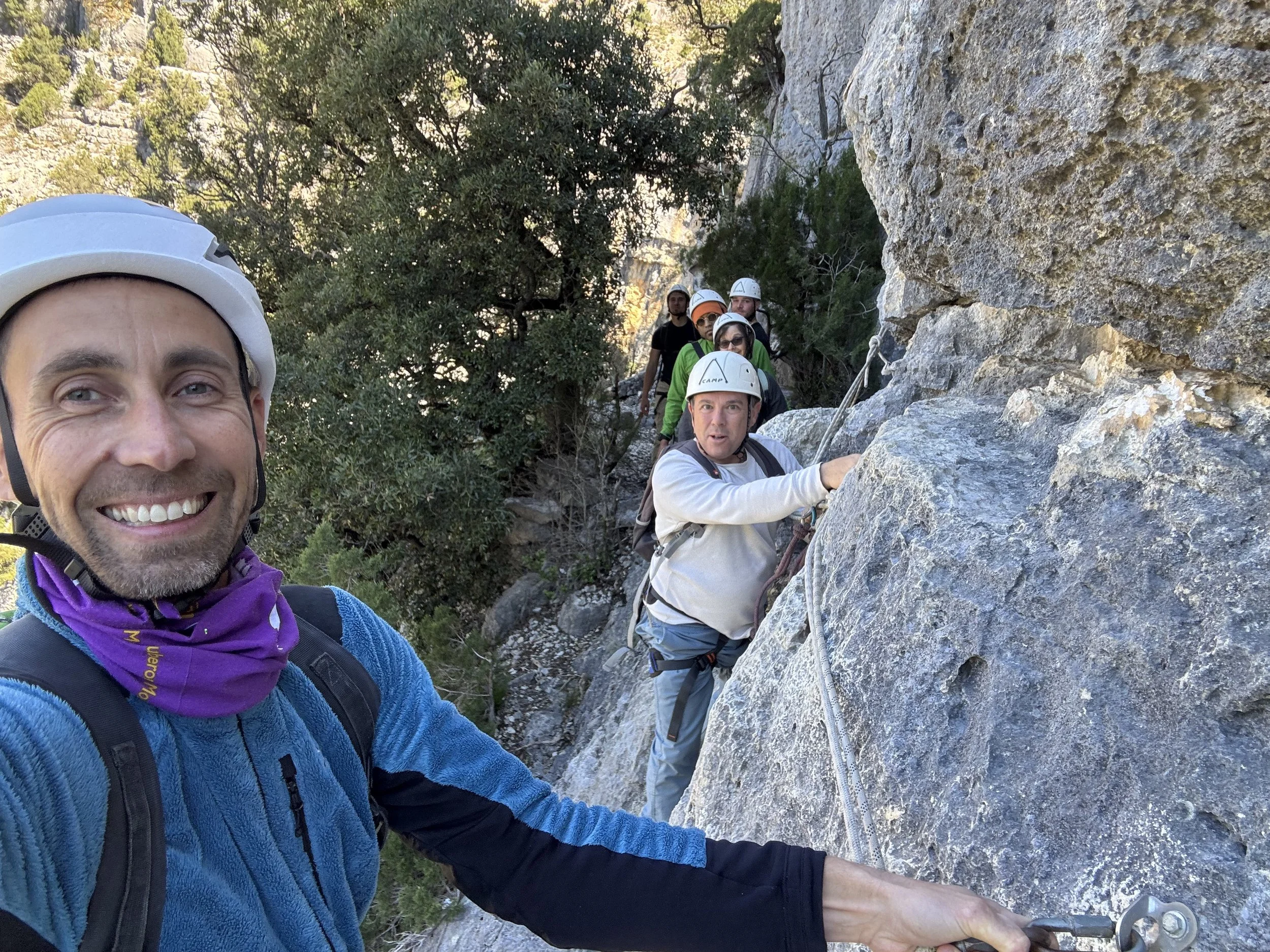 Guide accompagnant un groupe en via corda dans les Gorges du Verdon, activité d’aventure sécurisée entre randonnée et escalade.