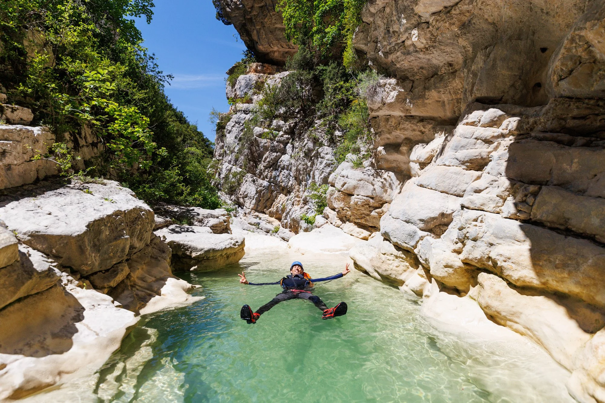 Créez des souvenirs mémorables dans les Gorges du Verdon ! Sauts spectaculaires, paysages grandioses et émotions fortes vous attendent avec O Verdon.