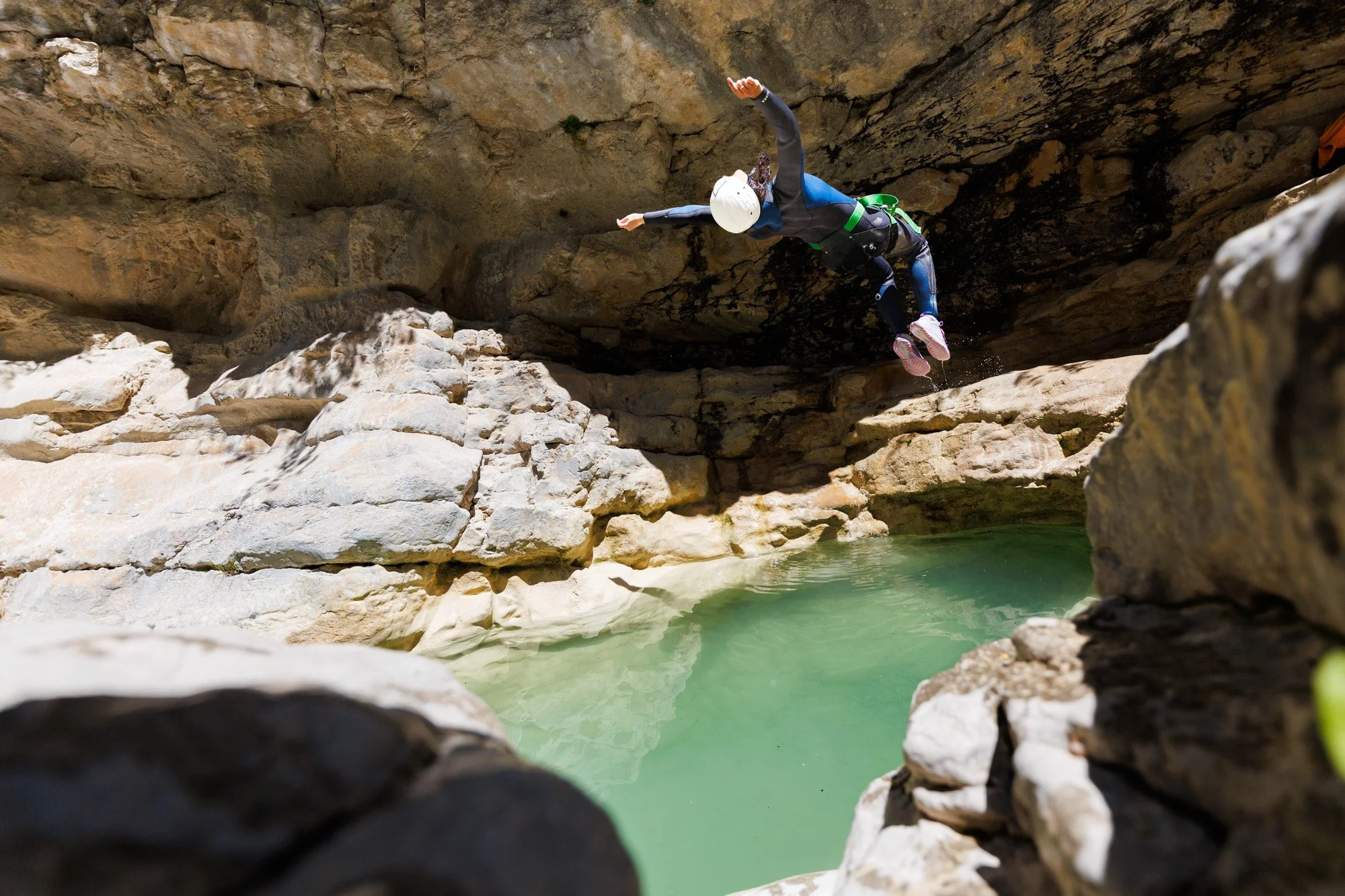 Repoussez vos limites avec O Verdon : canyoning sportif dans le Verdon entre cascades, nage en eaux vives et défis vertigineux pour amateurs de sensations fortes.
