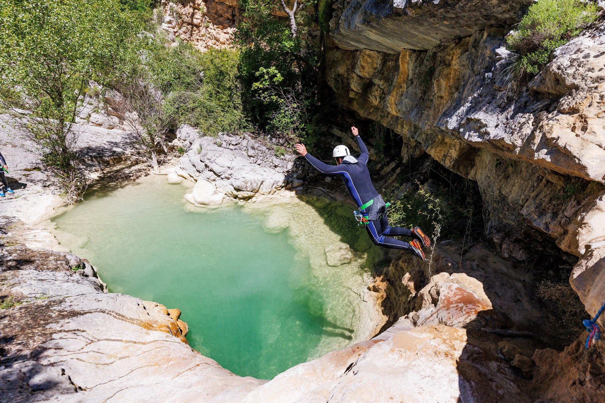 Un homme participe à une sortie canyoning à la journée dans les Gorges du Verdon, dans le Var, et plonge d’une hauteur de 2 mètres dans une piscine naturelle aux eaux turquoise.