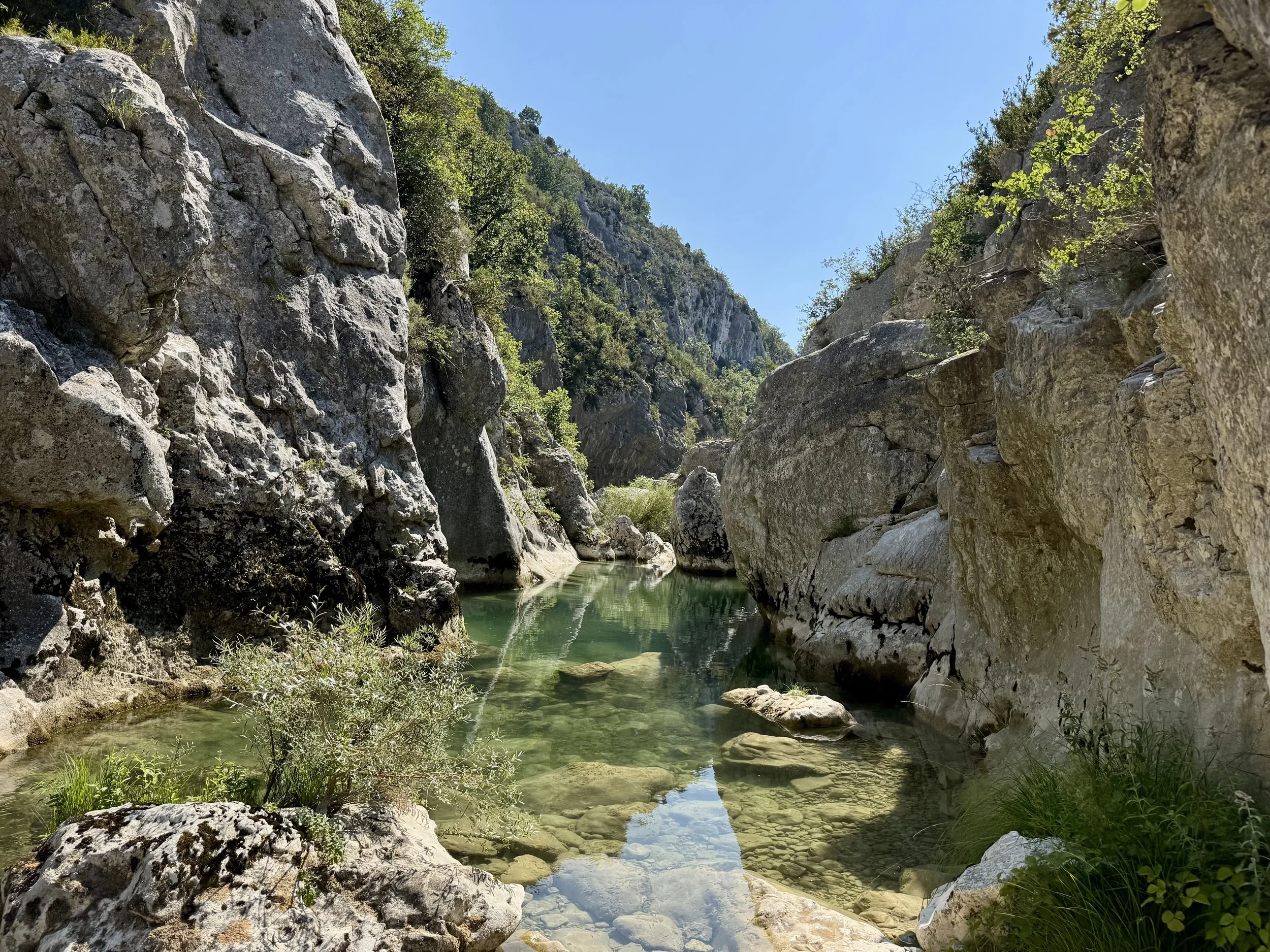 Un canyon tranquille, loin des foules, eau transparente et au soleil.