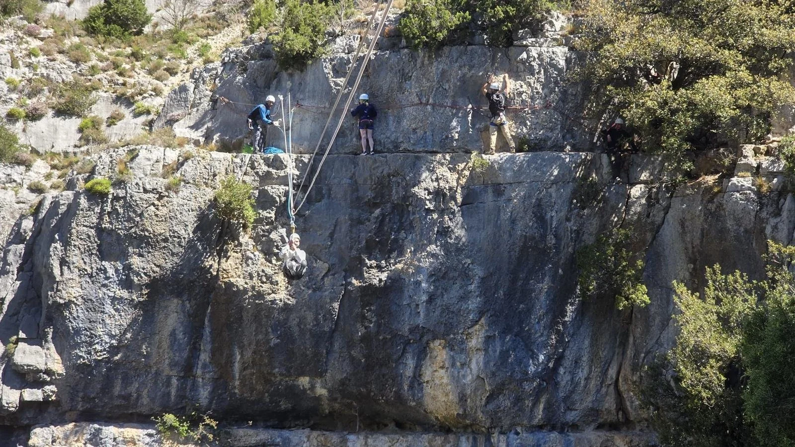 Passage de la tyrolienne dans la via corda ferrata proposé par Ô Verdon