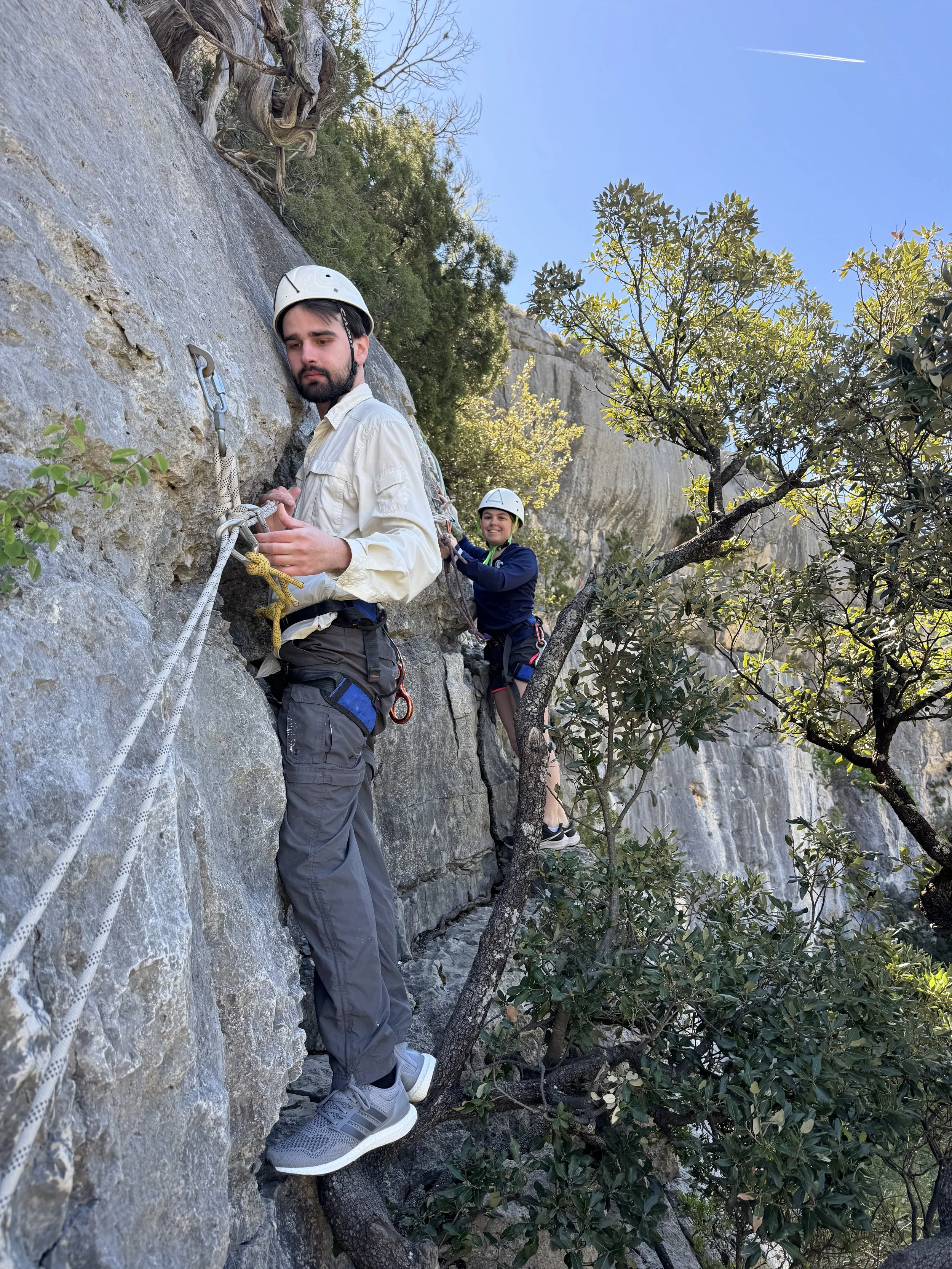 Participant franchissant un passage sur corde lors d’une via corda dans les Gorges du Verdon.