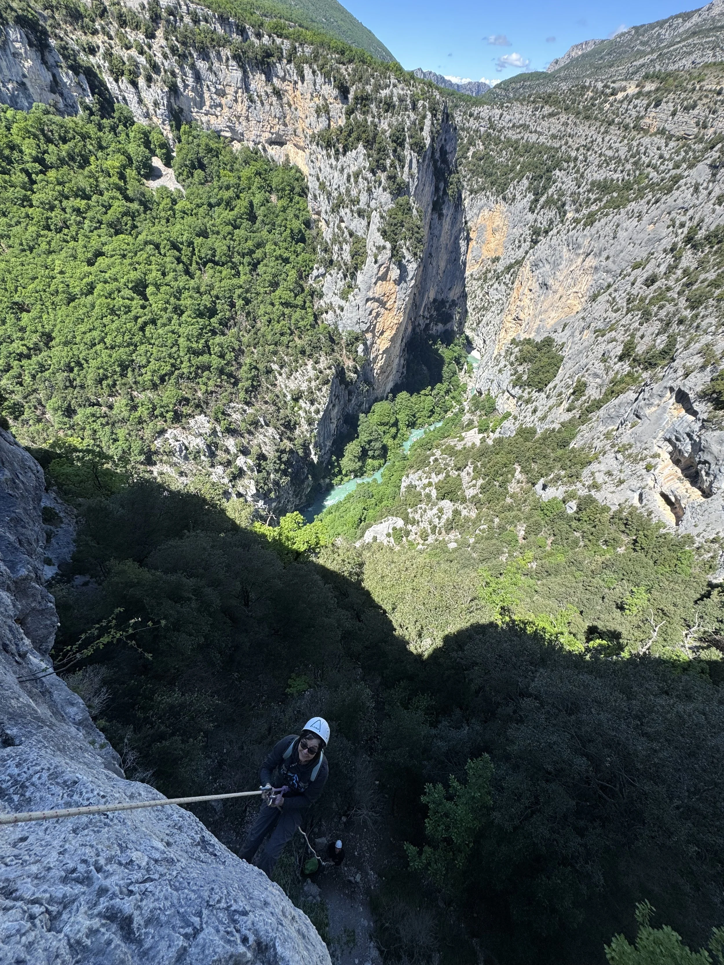 Descente en rappel dans les Gorges du Verdon avec vue panoramique sur la rivière turquoise.