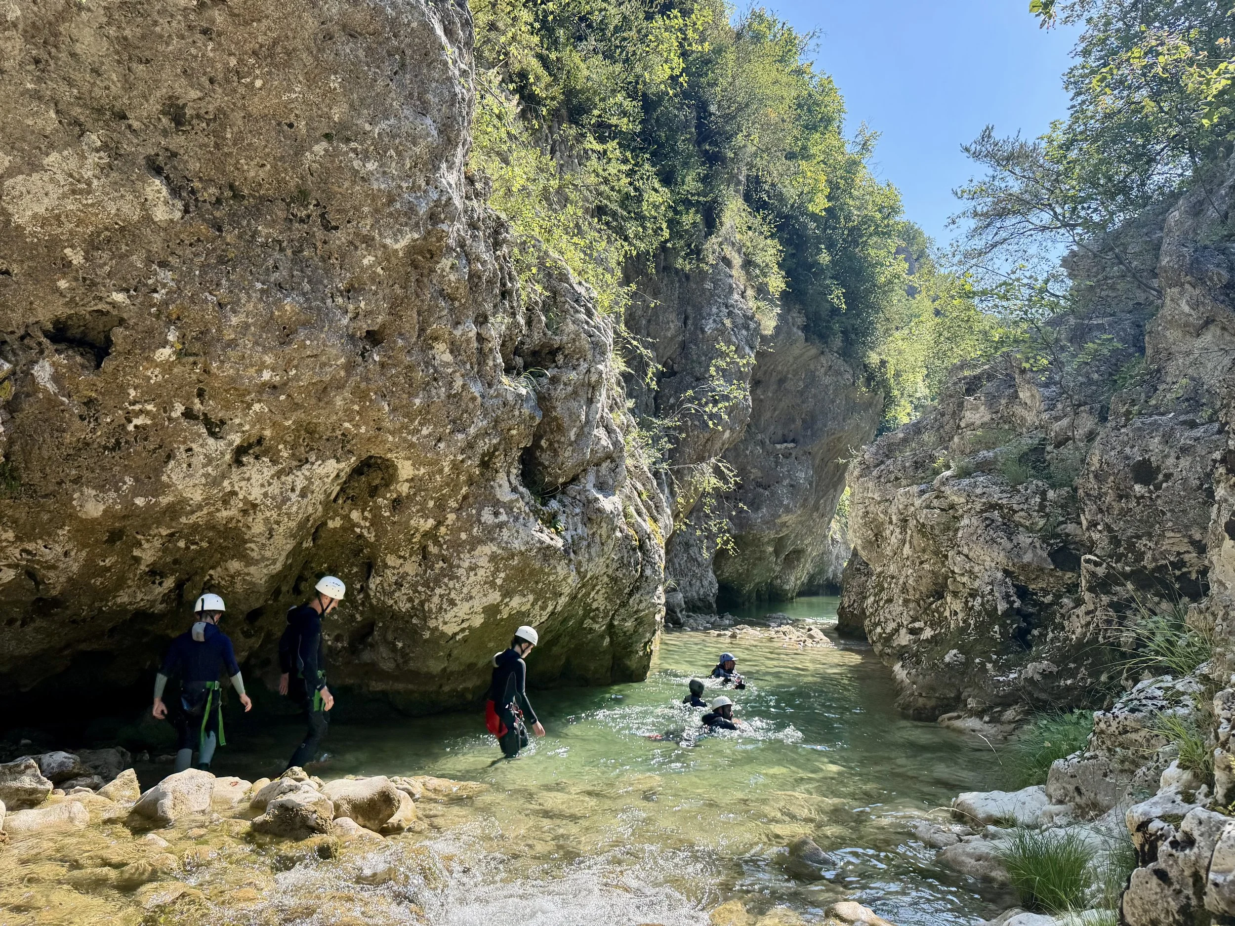 Une famille fait une sortie découverte canyoning avec un guide diplômé dans les Gorges du Verdon. Alternance entre marche et nage dans des eaux turquoises. 