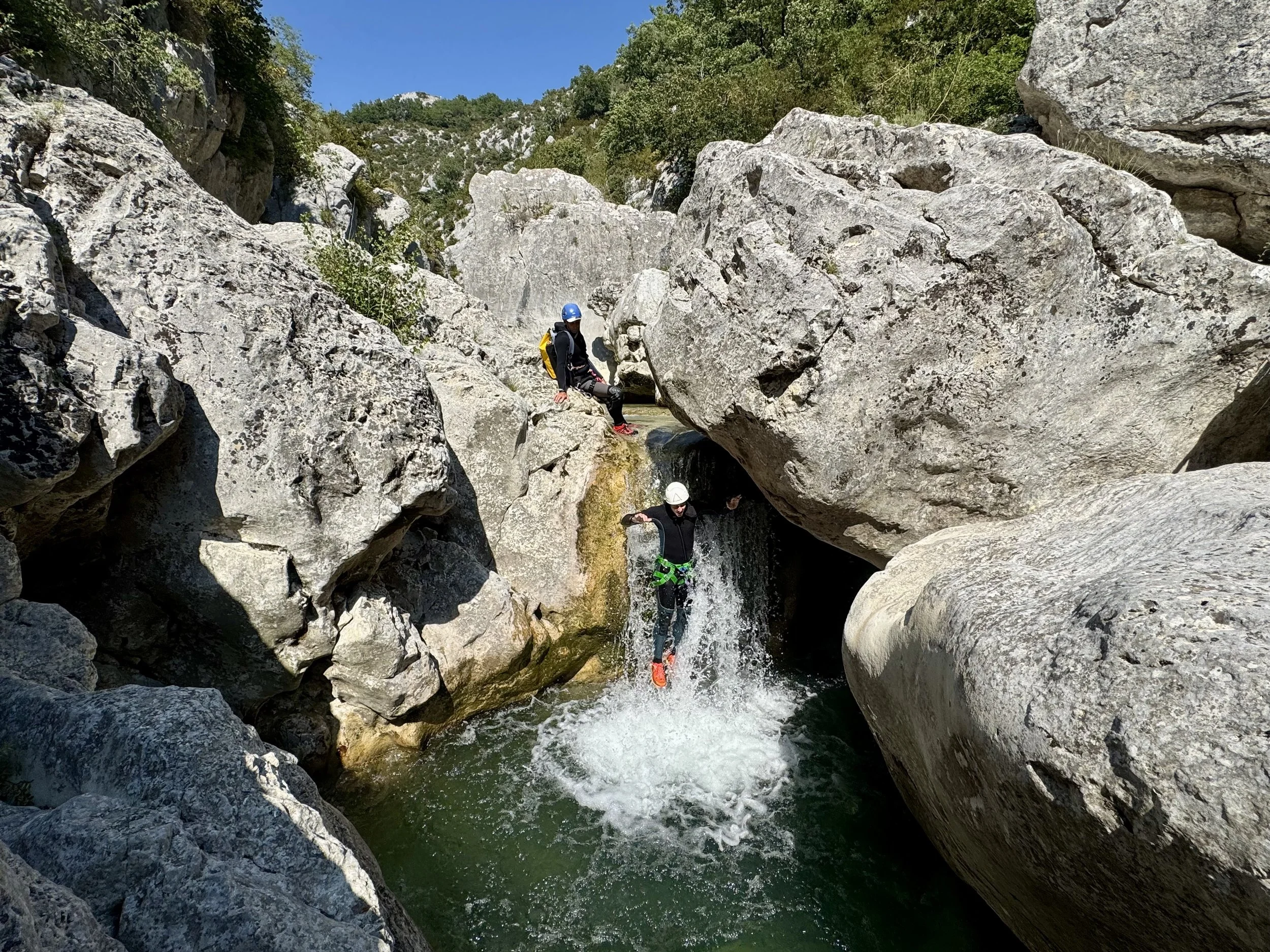 Sensations fortes dans les toboggans naturels des Canyoning du Verdon dans le Sud de la France