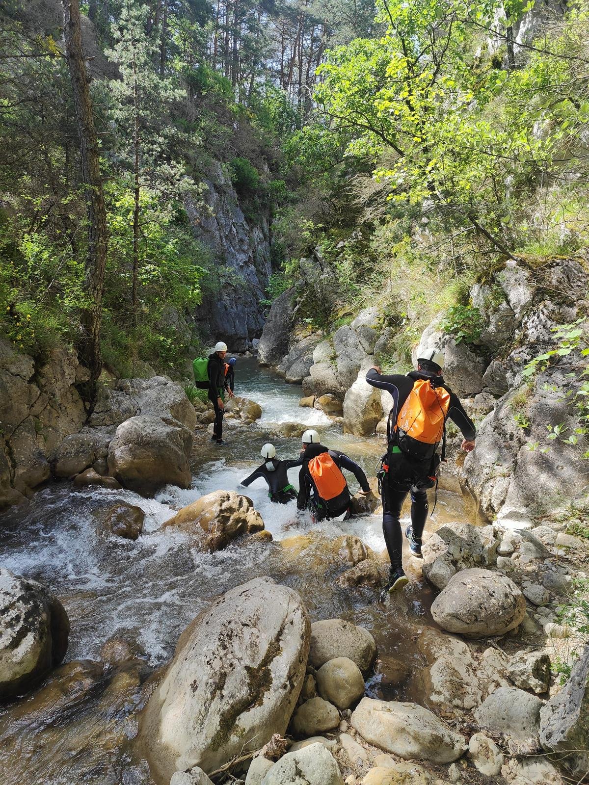 Entrée d'un groupe dans le Canyon du Baou